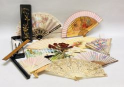 A COLLECTION OF 13 ASSORTED MODERN AND VINTAGE FANS TO INCLUDE FEATHER AND LACE EXAMPLES AND A