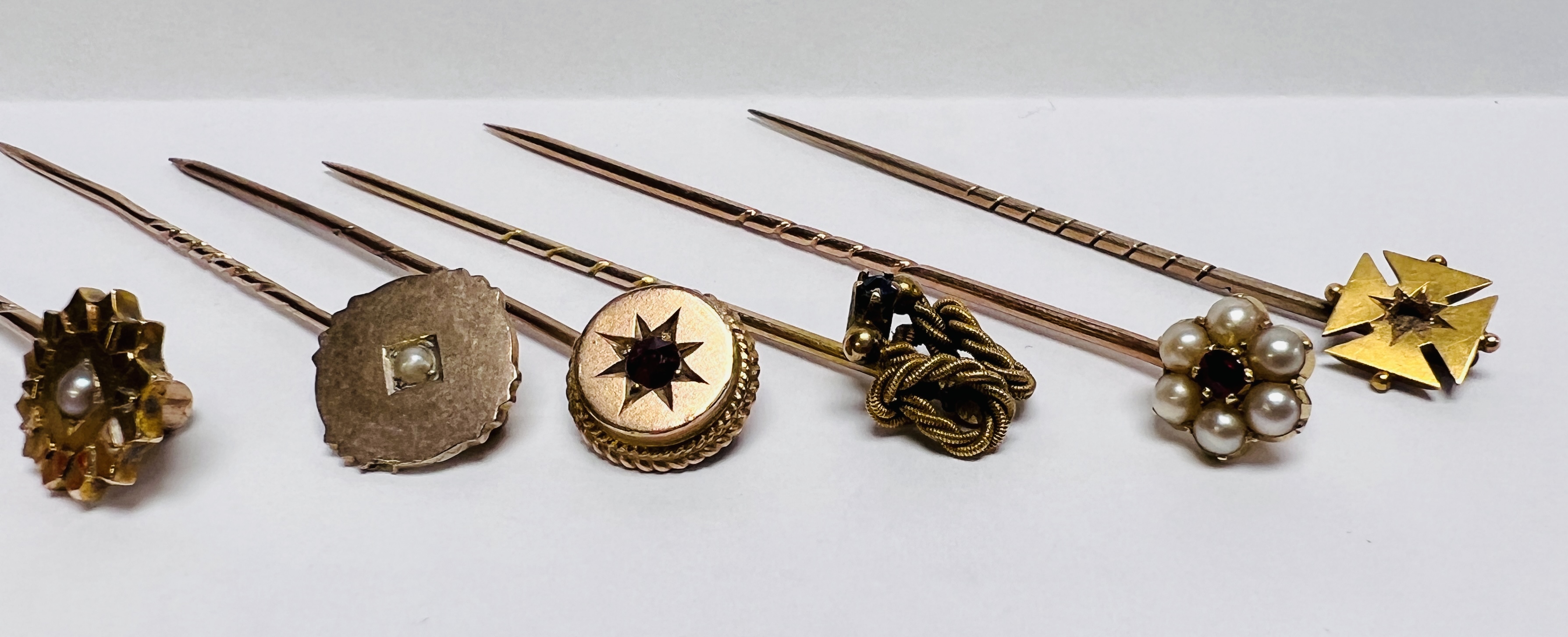 A GROUP OF SEVEN VINTAGE STICK/TIE PINS TO INCLUDE STONE SET, AND A ENAMELLED BUST EXAMPLE, ETC. - Image 4 of 6