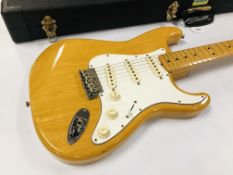 A FENDER STRATOCASTER ELECTRIC GUITAR WITH MAPLE WOOD NECK AND NATURAL WOOD SN: A000854 ALONG WITH