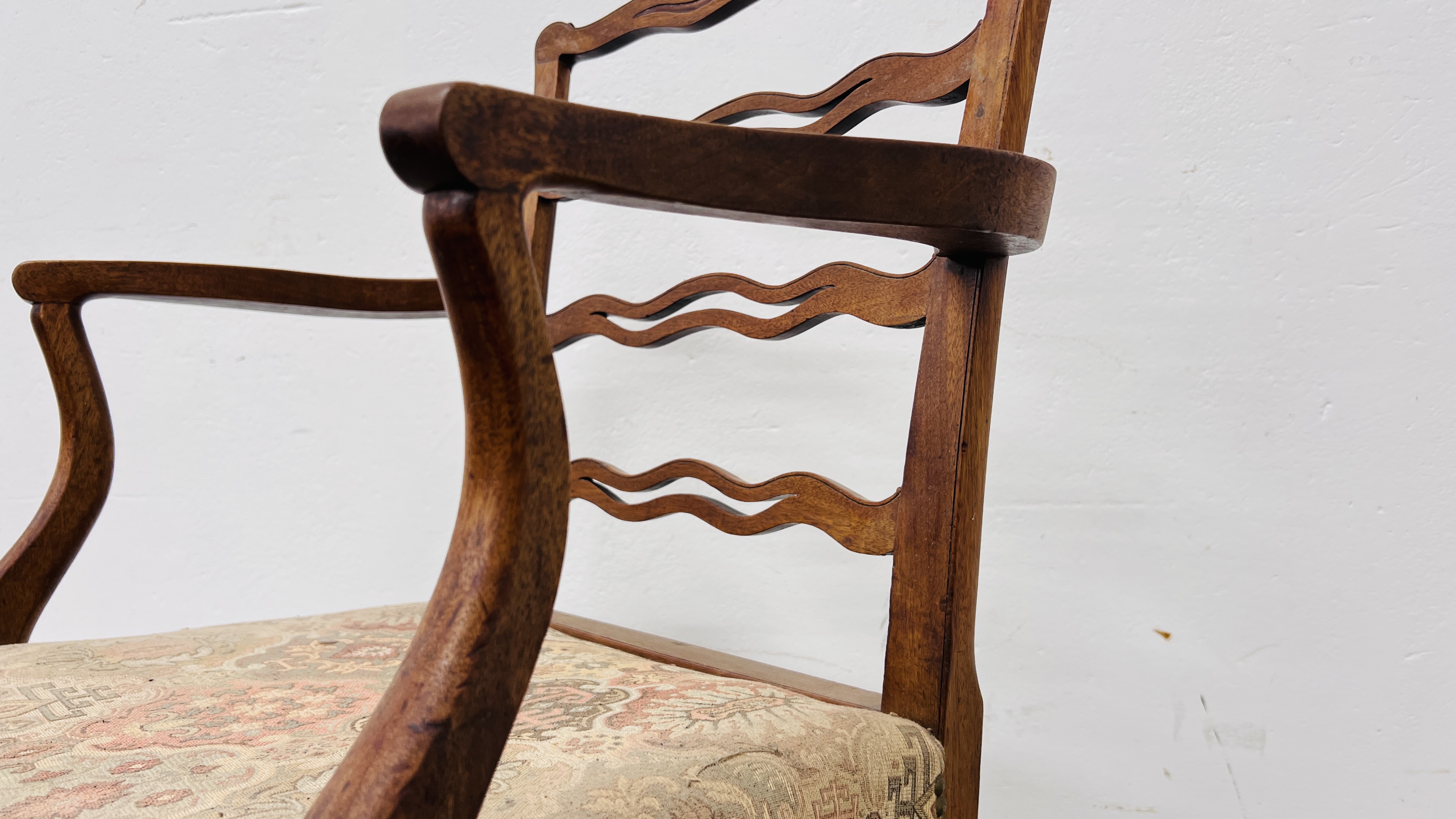 A GEORGE III LADDER BACK OPEN ARM CHAIR - Image 9 of 10
