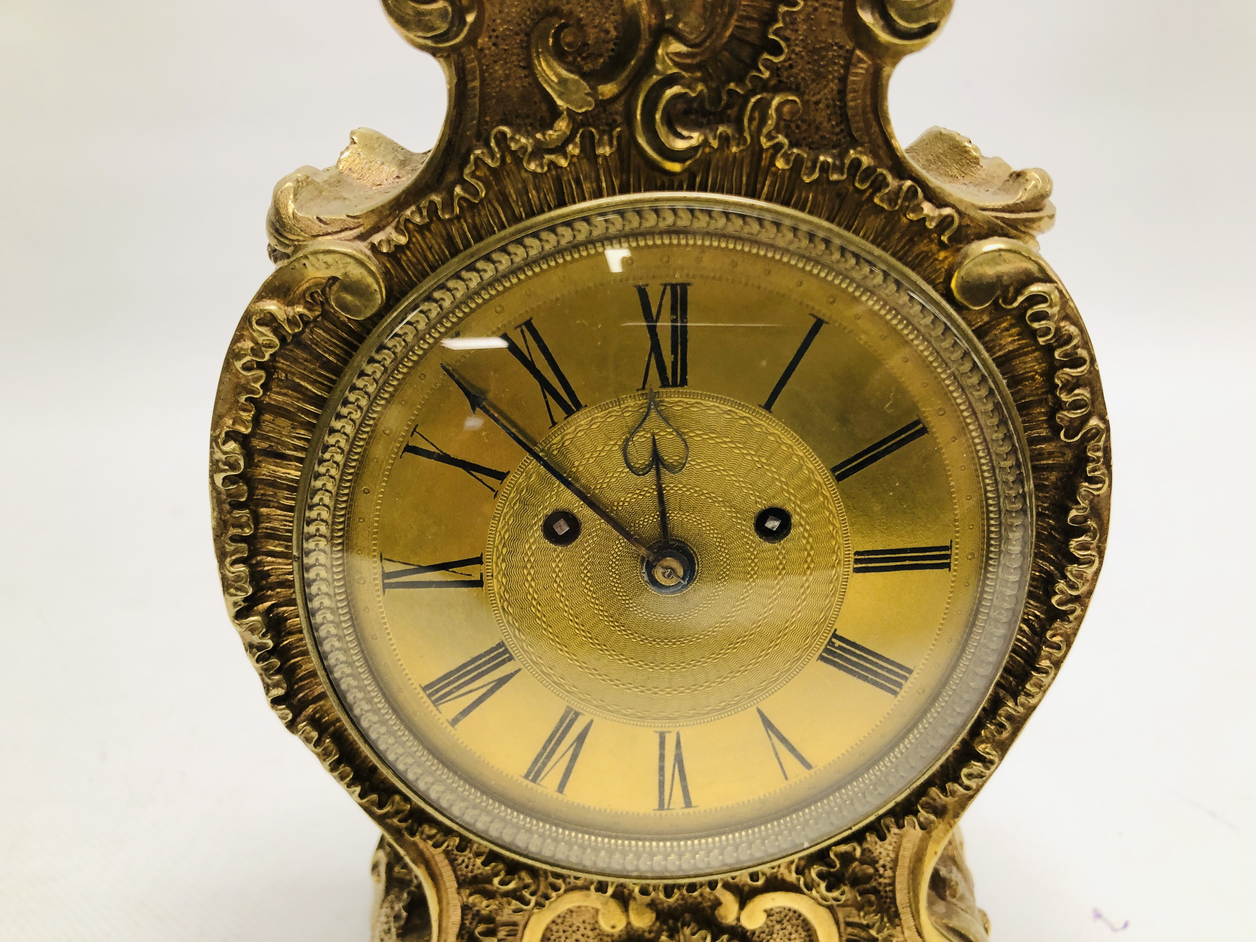 A BRASS MANTEL TIMEPIECE THE MOVEMENT STRIKING ON A BELL HEIGHT 20CM. - Image 3 of 8