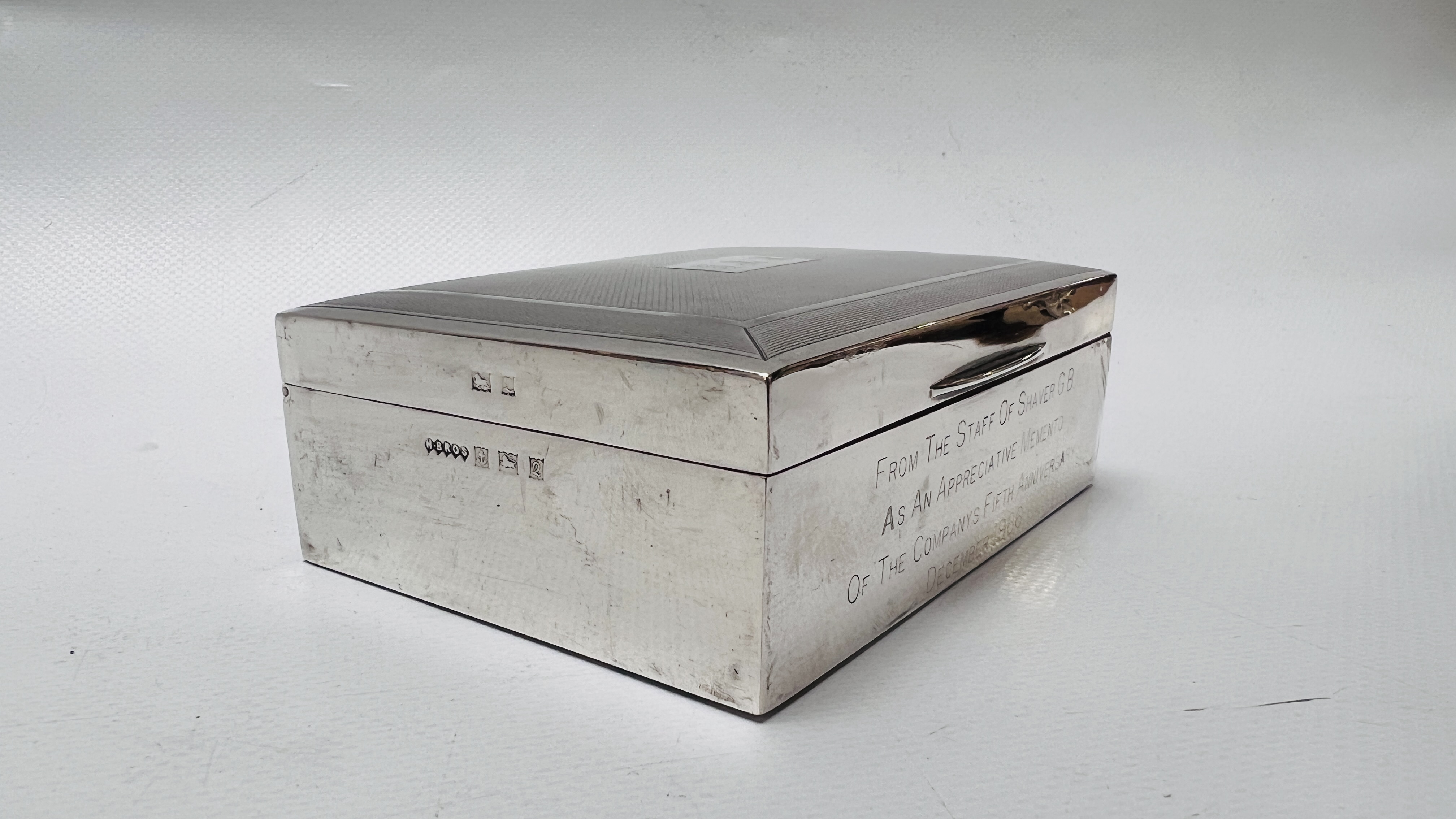 A GOOD QUALITY SILVER CIGARETTE BOX, BEARING INSCRIPTION, BIRMINGHAM ASSAY "H. BROS". WIDTH 11.5CM. - Image 4 of 8