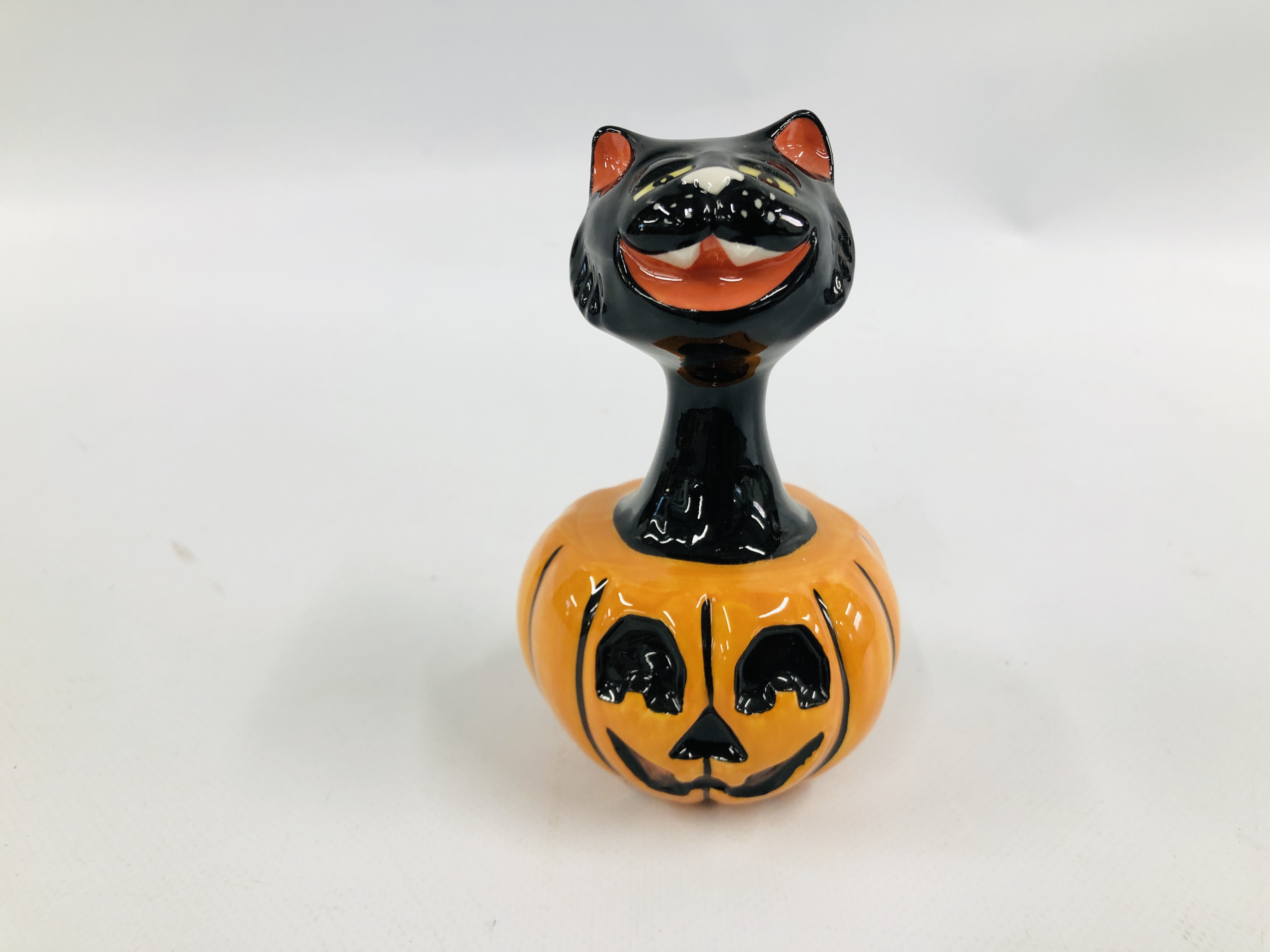 LORNA BAILEY HALLOWEEN LIMITED EDITION 70/85 CAT IN A PUMPKIN BEARING SIGNATURE HEIGHT 14CM.
