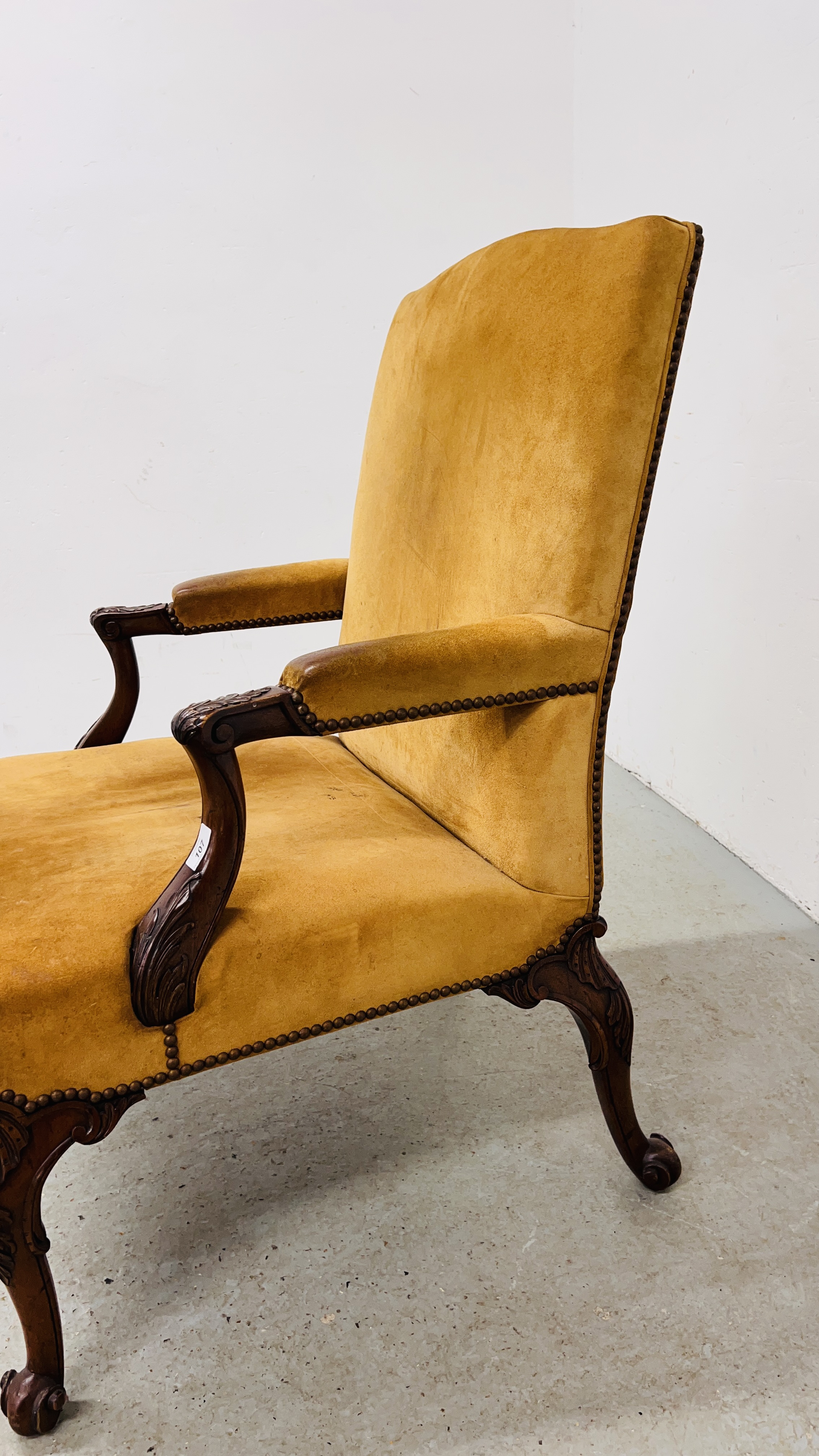 A GEORGE III GAINSBOROUGH CHAIR NOW COVERED IN LEATHER ON CABRIOLE LEGS TERMINATING IN SCROLL FEET. - Image 6 of 12