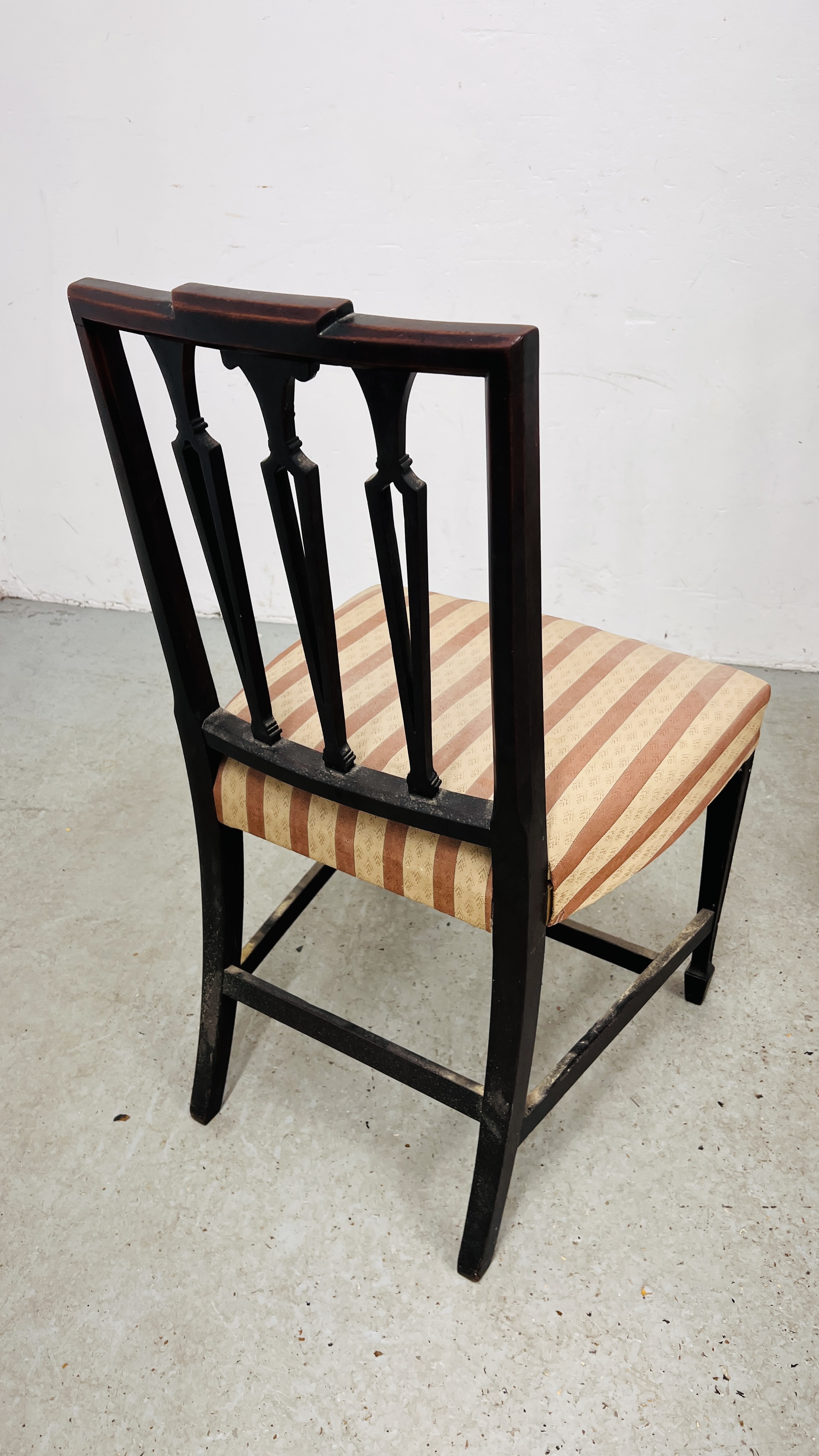 A PAIR OF GEORGE III MAHOGANY DINING CHAIRS IN HEPPLEWHITE STYLE (PINK STRIPED SEATS) - Image 13 of 13