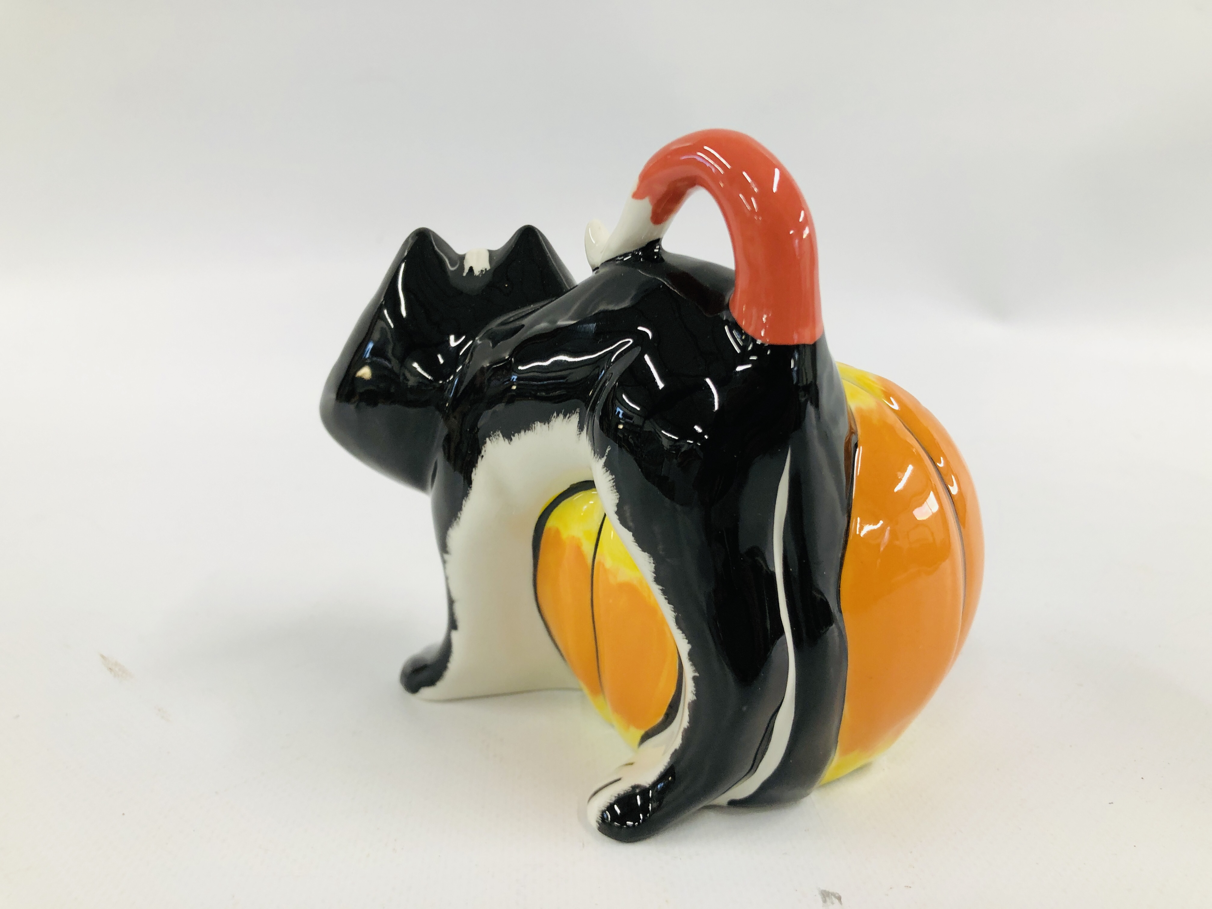 LORNA BAILEY HALLOWEEN LIMITED EDITION 33/50 CAT ON A PUMPKIN BEARING SIGNATURE HEIGHT 12.5CM. - Image 3 of 4