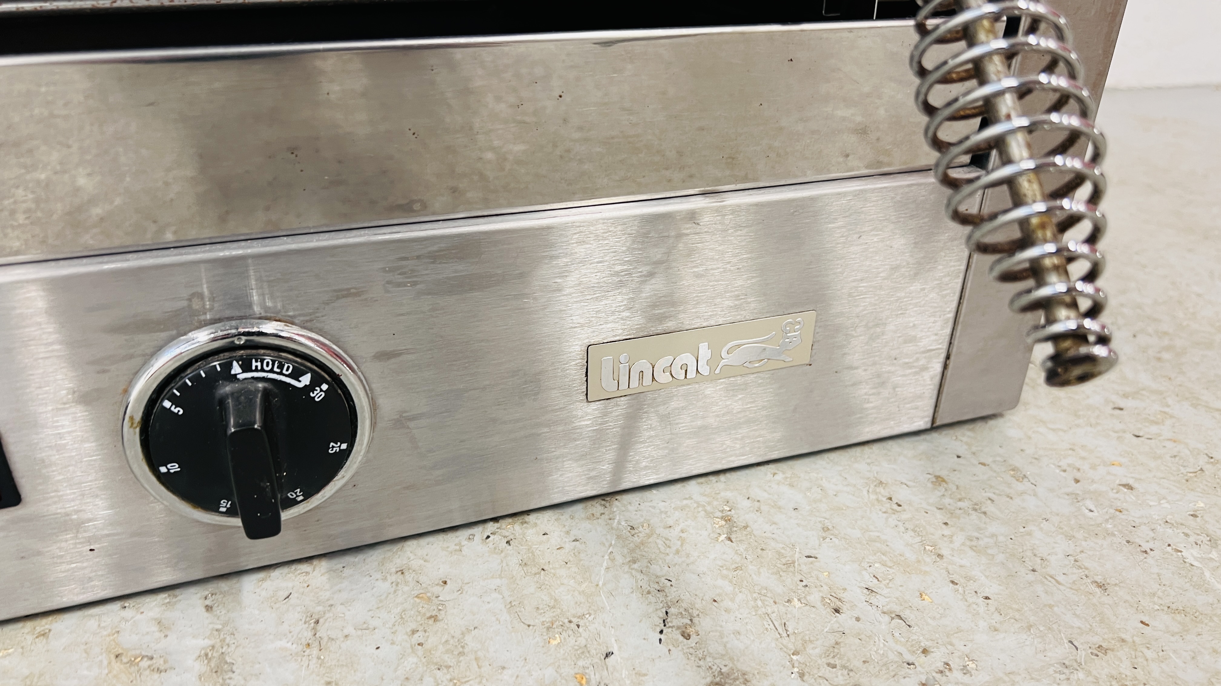 A LINCAT ELECTRIC STAINLESS STEEL GRIDDLE WITH CAST TOP MODEL QG6 - SOLD AS SEEN - Bild 4 aus 7