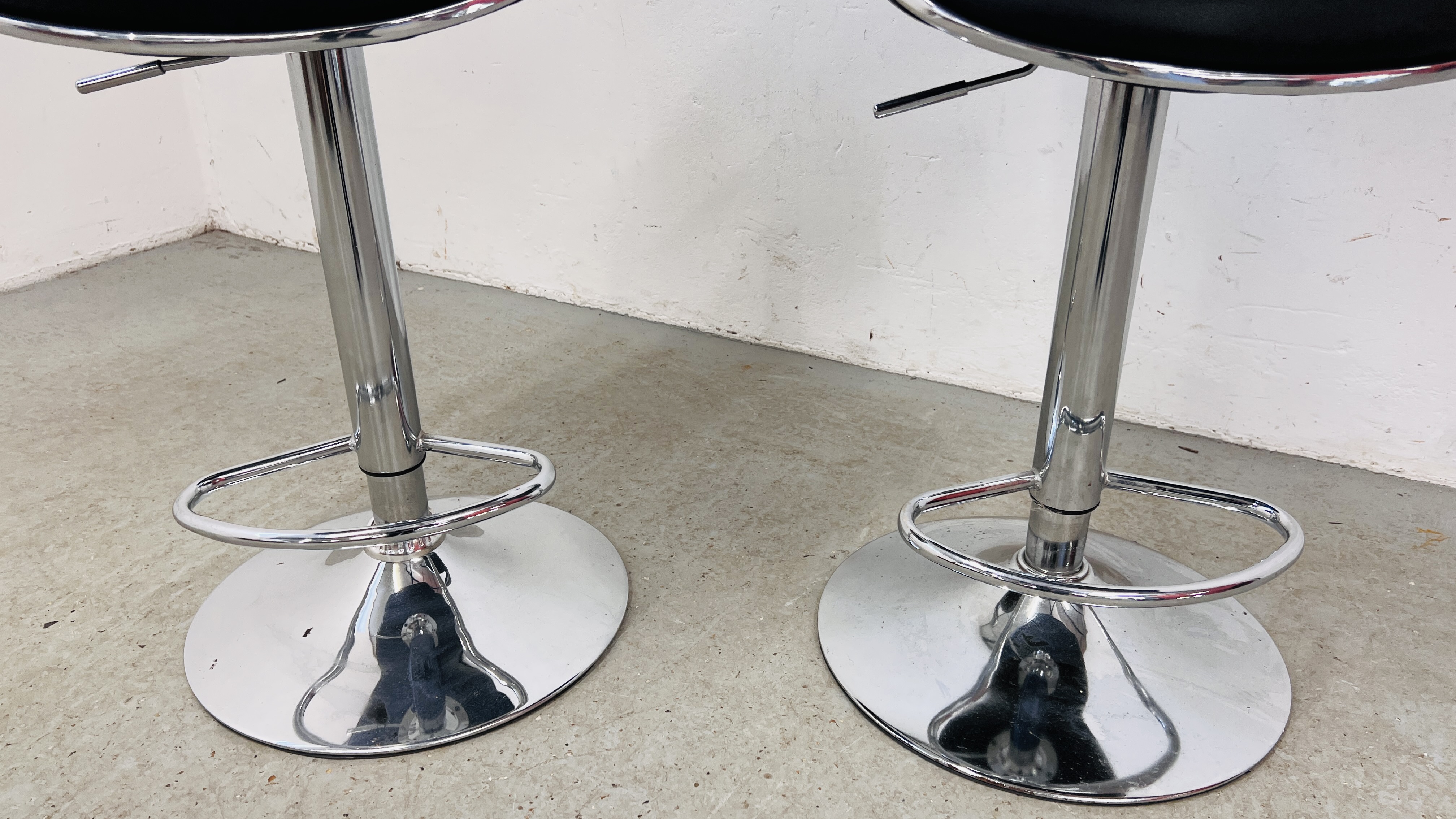 A PAIR OF CHROME FINISH RISE AND FALL BAR STOOLS - Image 8 of 9