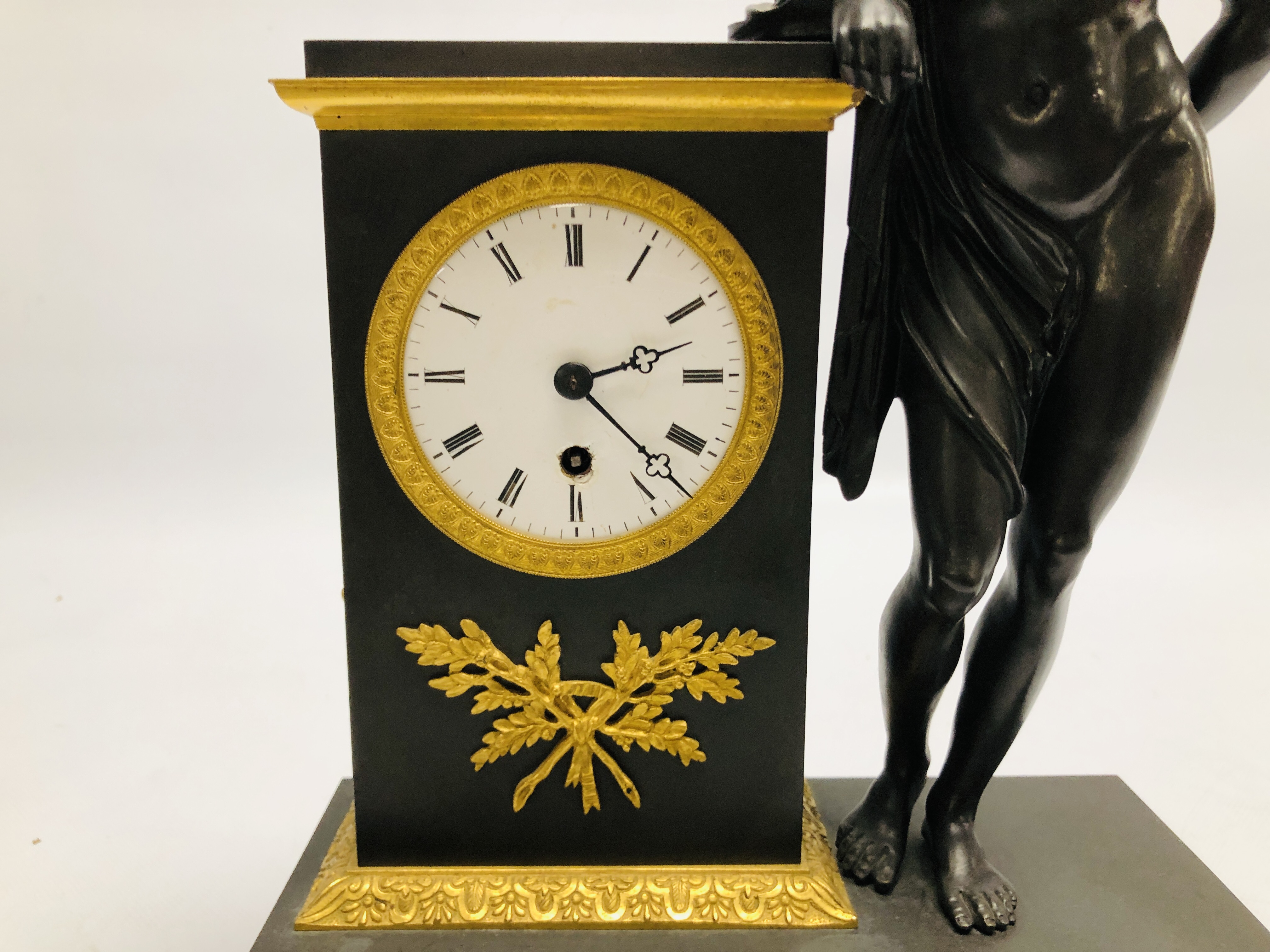 A CLASSICAL MANTEL TIMEPIECE THE CASE EMBELLISHED WITH GILT DETAIL AND FIGURE HEIGHT 37CM. - Image 2 of 9