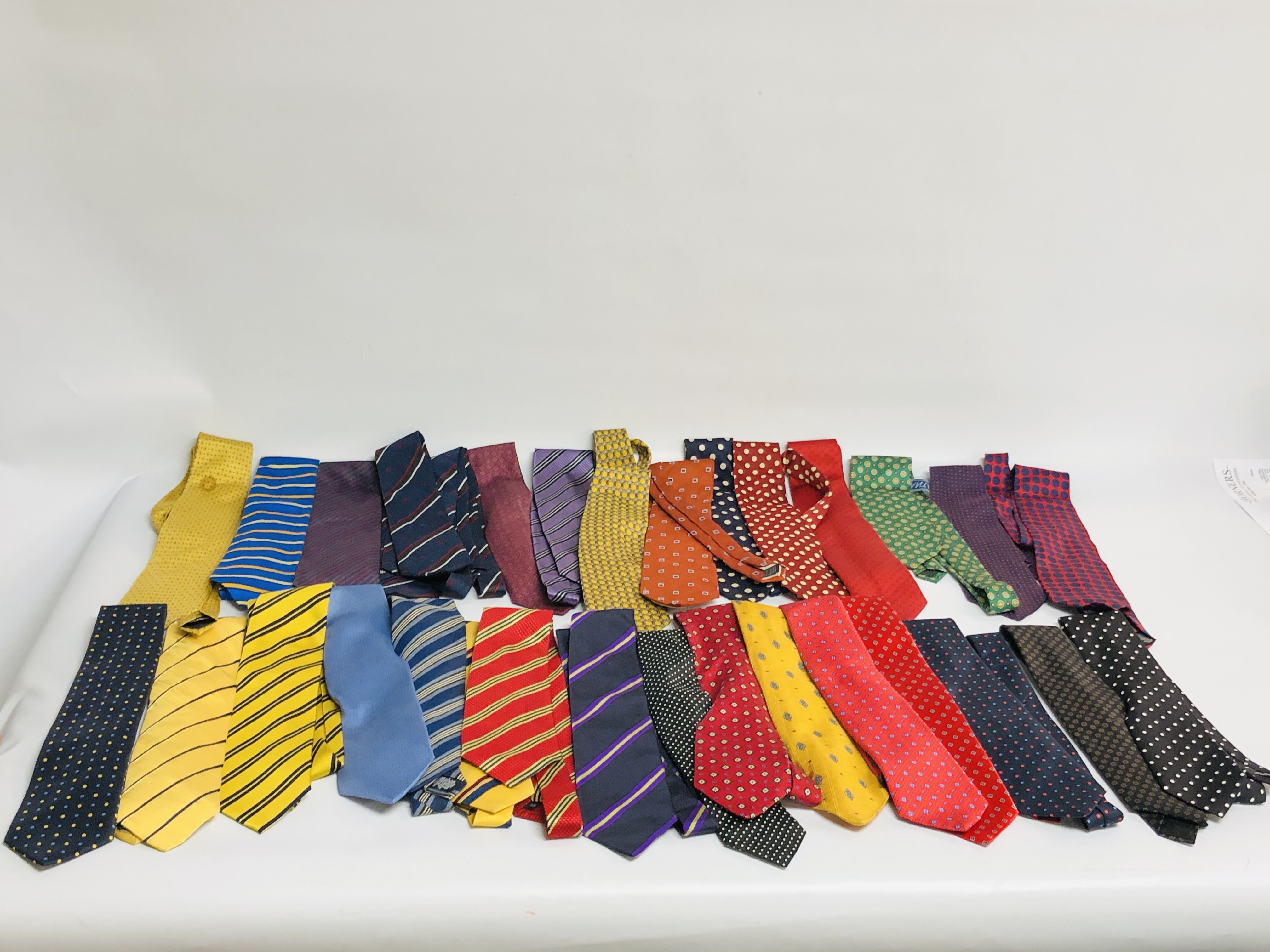 APPROXIMATELY 30 NECK TIES TO INCLUDE SILK,