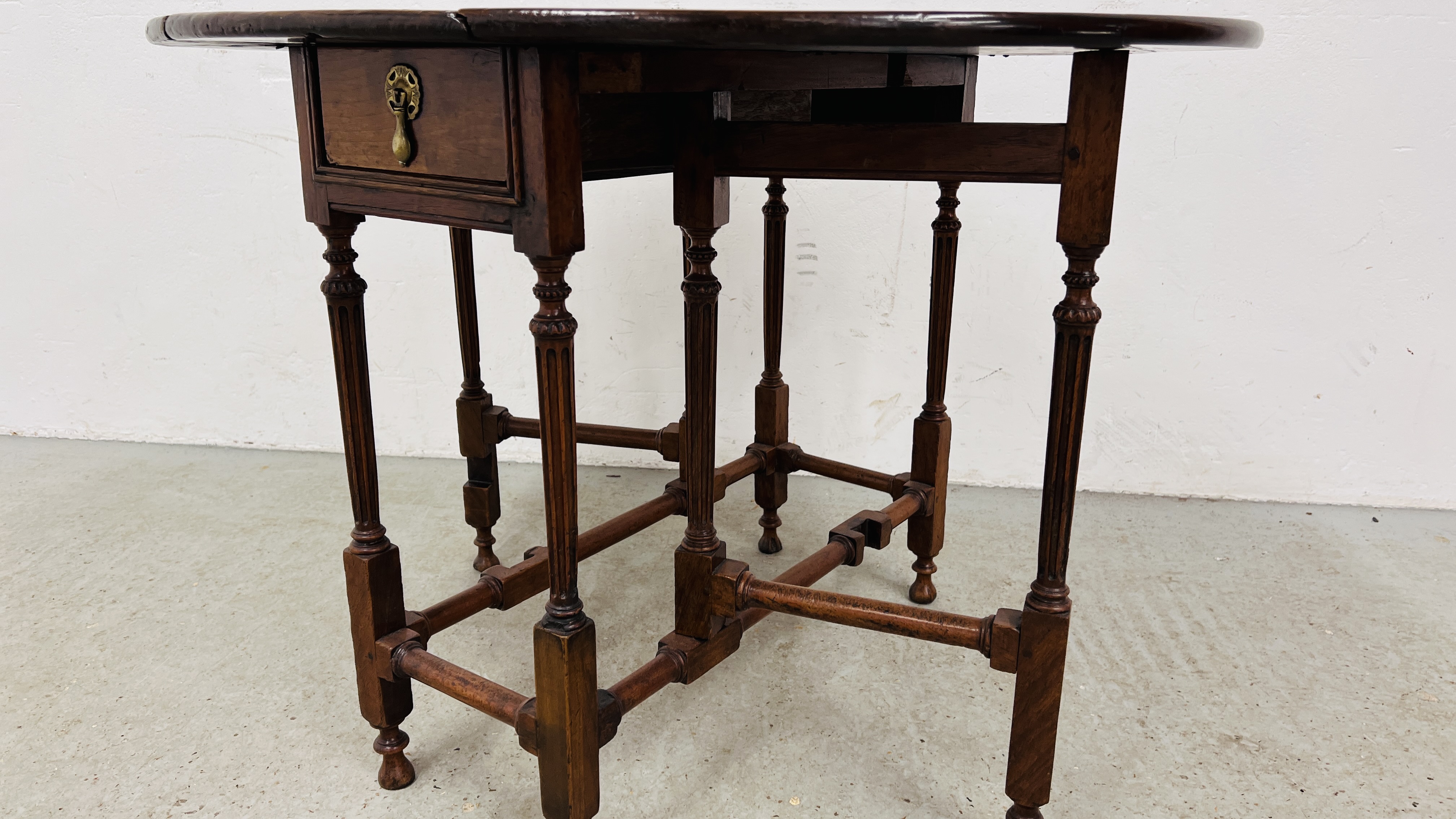 A MAHOGANY GATELEG TABLE, C18TH. AND LATER, EXTENDED 100CM. - Image 10 of 18