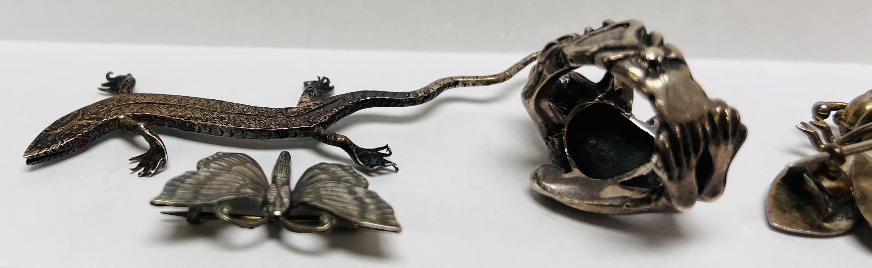 TWO VINTAGE WHITE METAL BROOCHES TO INCLUDE A BUMBLE BEE AND A BUTTERFLY ALONG WITH A WHITE METAL - Image 10 of 12