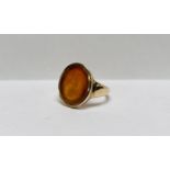 A VINTAGE YELLOW METAL OVAL HARDSTONE INTAGLIO SIGNET RING,