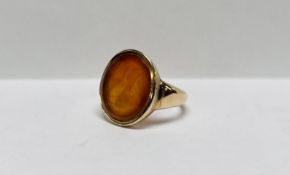 A VINTAGE YELLOW METAL OVAL HARDSTONE INTAGLIO SIGNET RING,