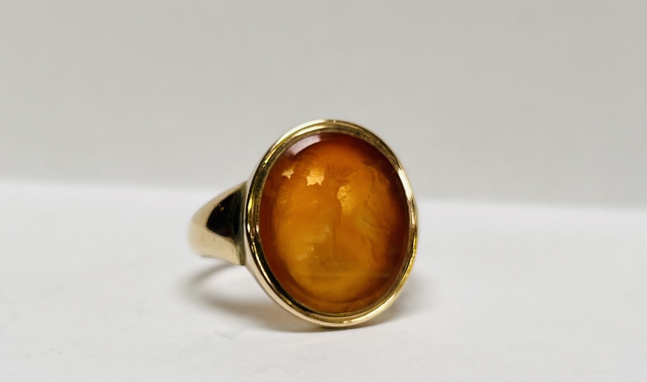 A VINTAGE YELLOW METAL OVAL HARDSTONE INTAGLIO SIGNET RING, - Image 2 of 5