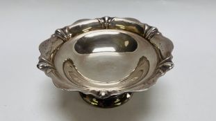 A SILVER FOOTED BOWL, BIRMINGHAM 1923 (REQUIRES ATTENTION TO BASE) DIA 23CM. HEIGHT 10.5CM.