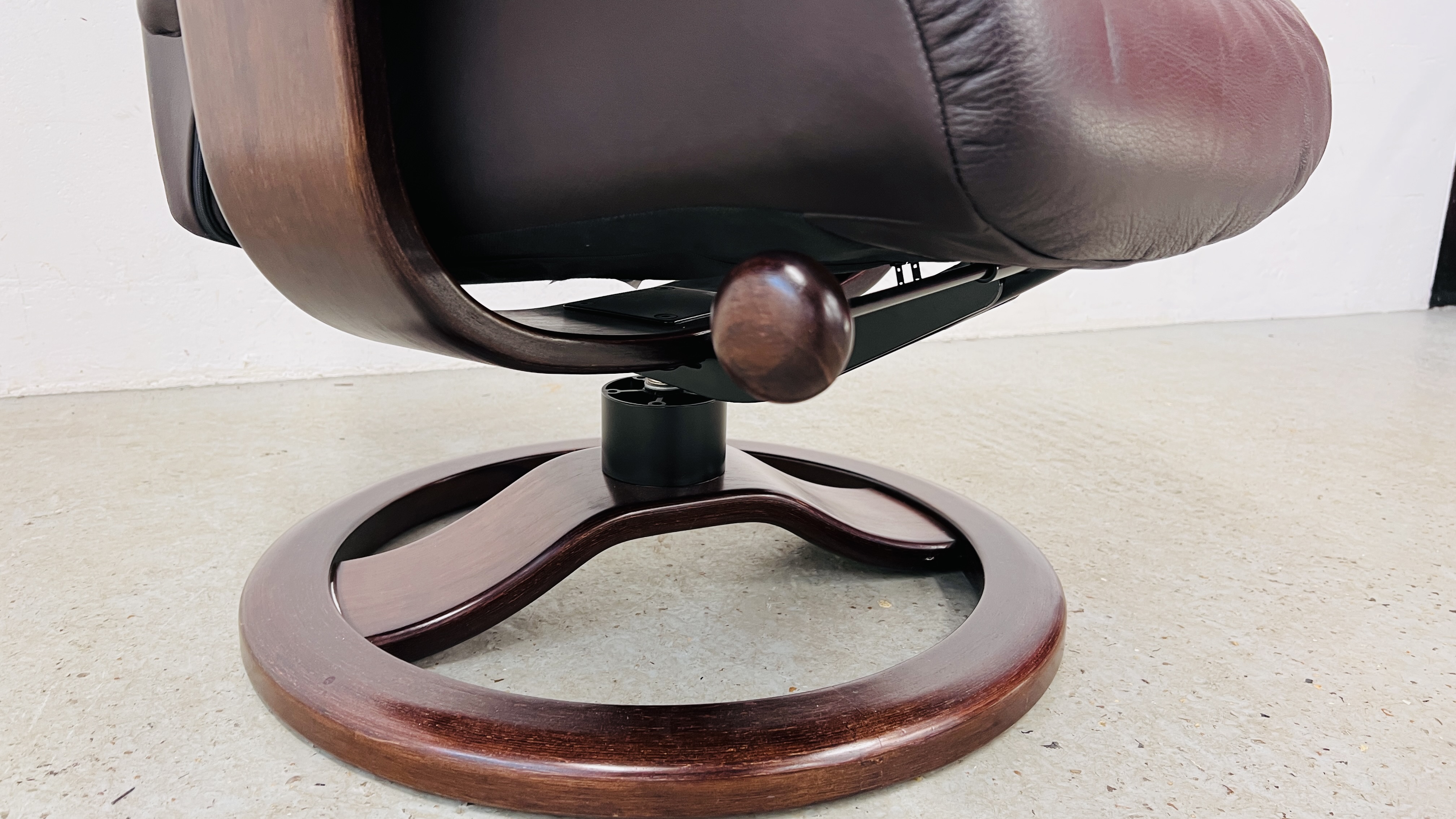 A BROWN LEATHER RELAXER CHAIR - Image 8 of 9