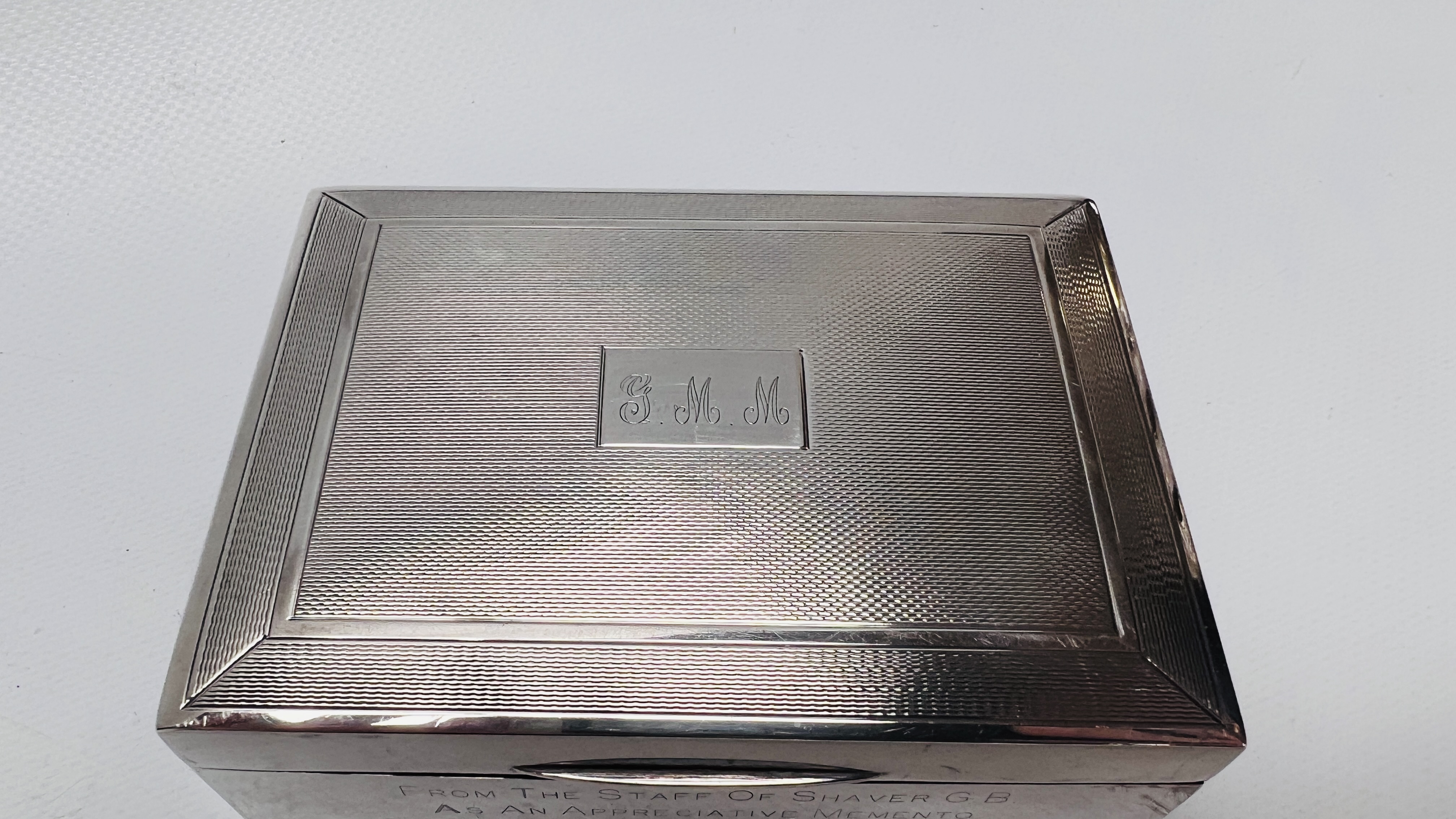 A GOOD QUALITY SILVER CIGARETTE BOX, BEARING INSCRIPTION, BIRMINGHAM ASSAY "H. BROS". WIDTH 11.5CM. - Image 3 of 8