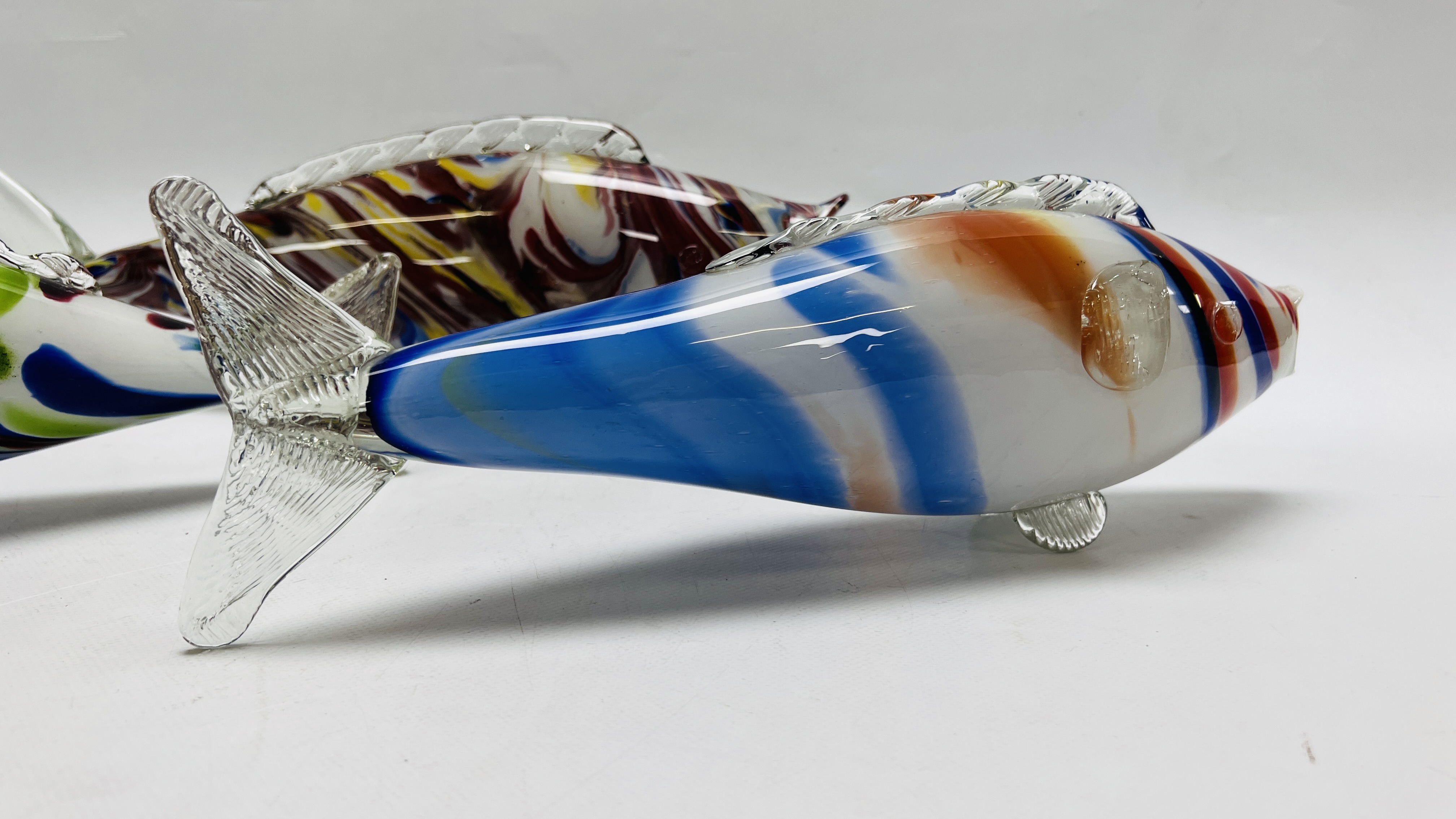 A GROUP OF THREE ART GLASS FISH, LARGEST L 45CM. - Image 6 of 7