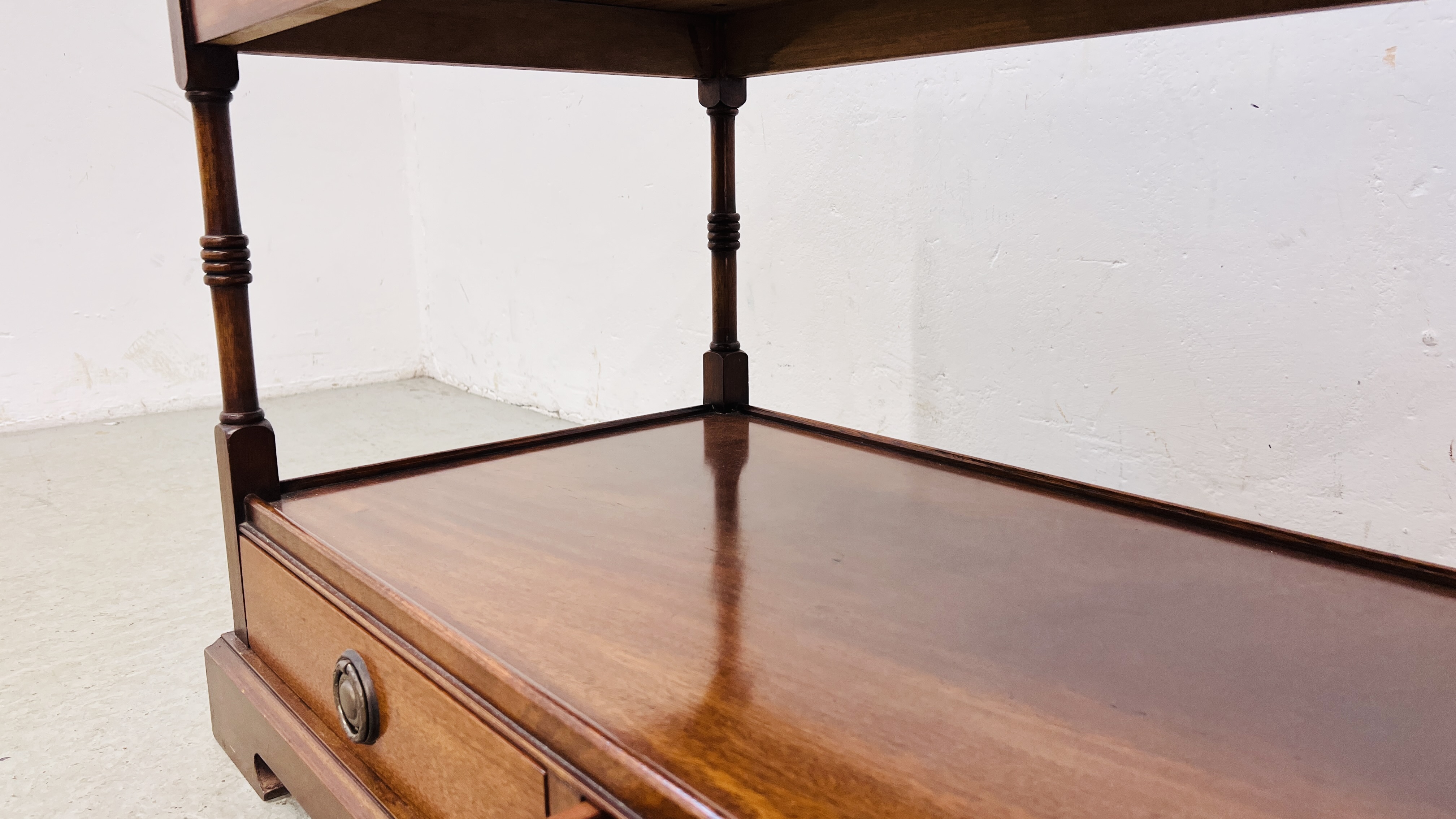 A REPRODUCTION TWO DRAWER, TWO TIER BUFFET / COFFEE TABLE WITH OPEN SHELF. - Image 10 of 11