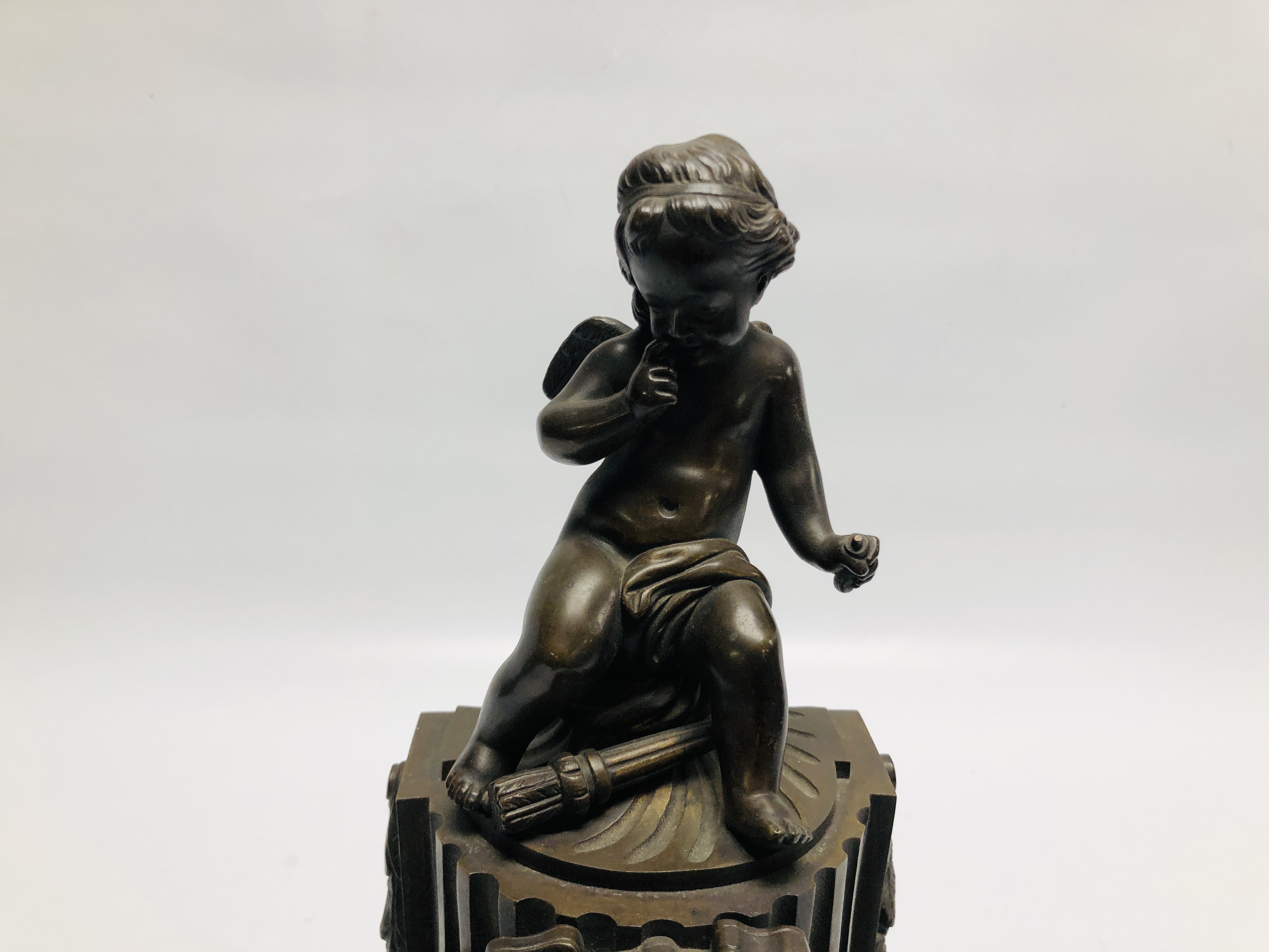 A BRONZE MANTEL TIMEPIECE, THE CASE SURMOUNTED BY CUPID, THE MOVEMENT STRIKING ON A BELL, - Image 2 of 7