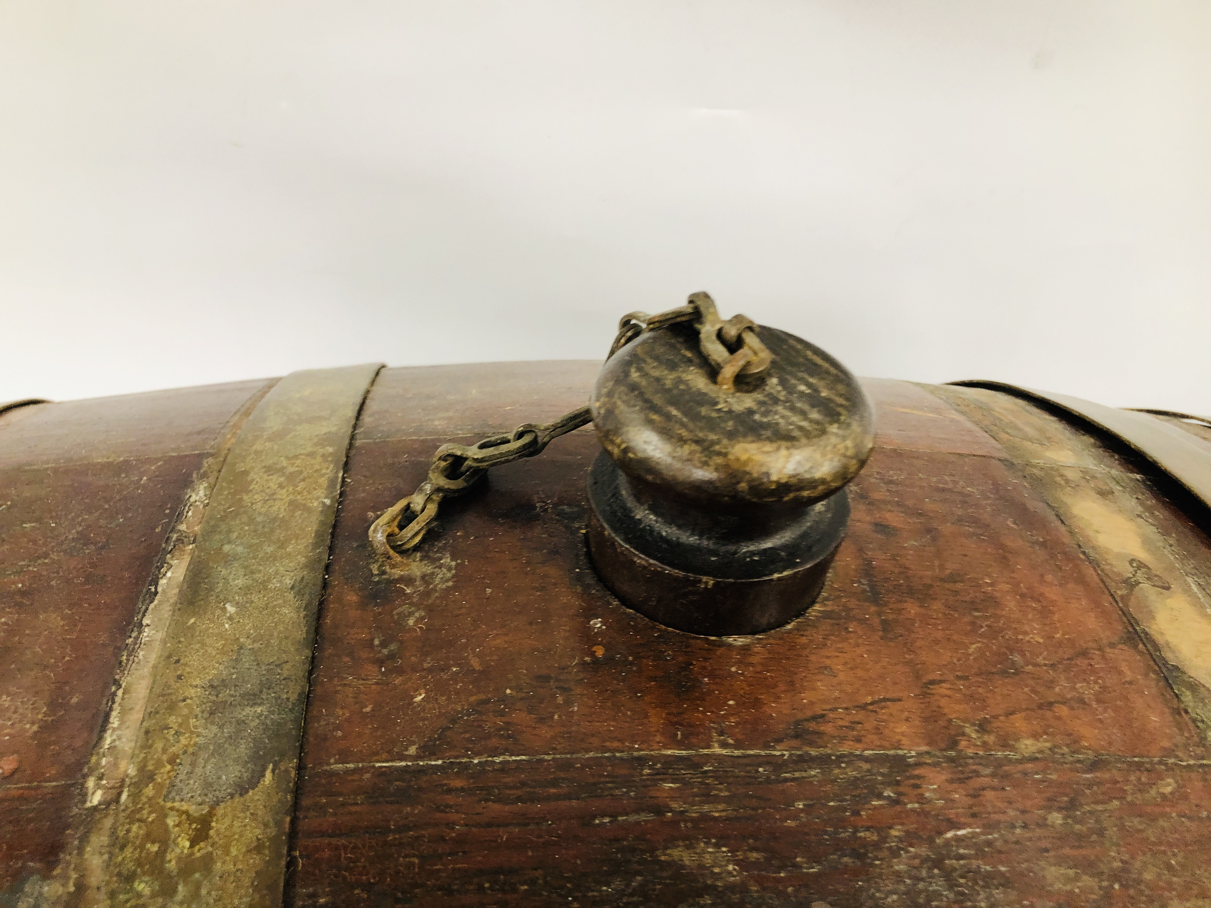 A VINTAGE OAK BRASS BOUND BARREL ON STAND WITH TAP. - Image 4 of 6