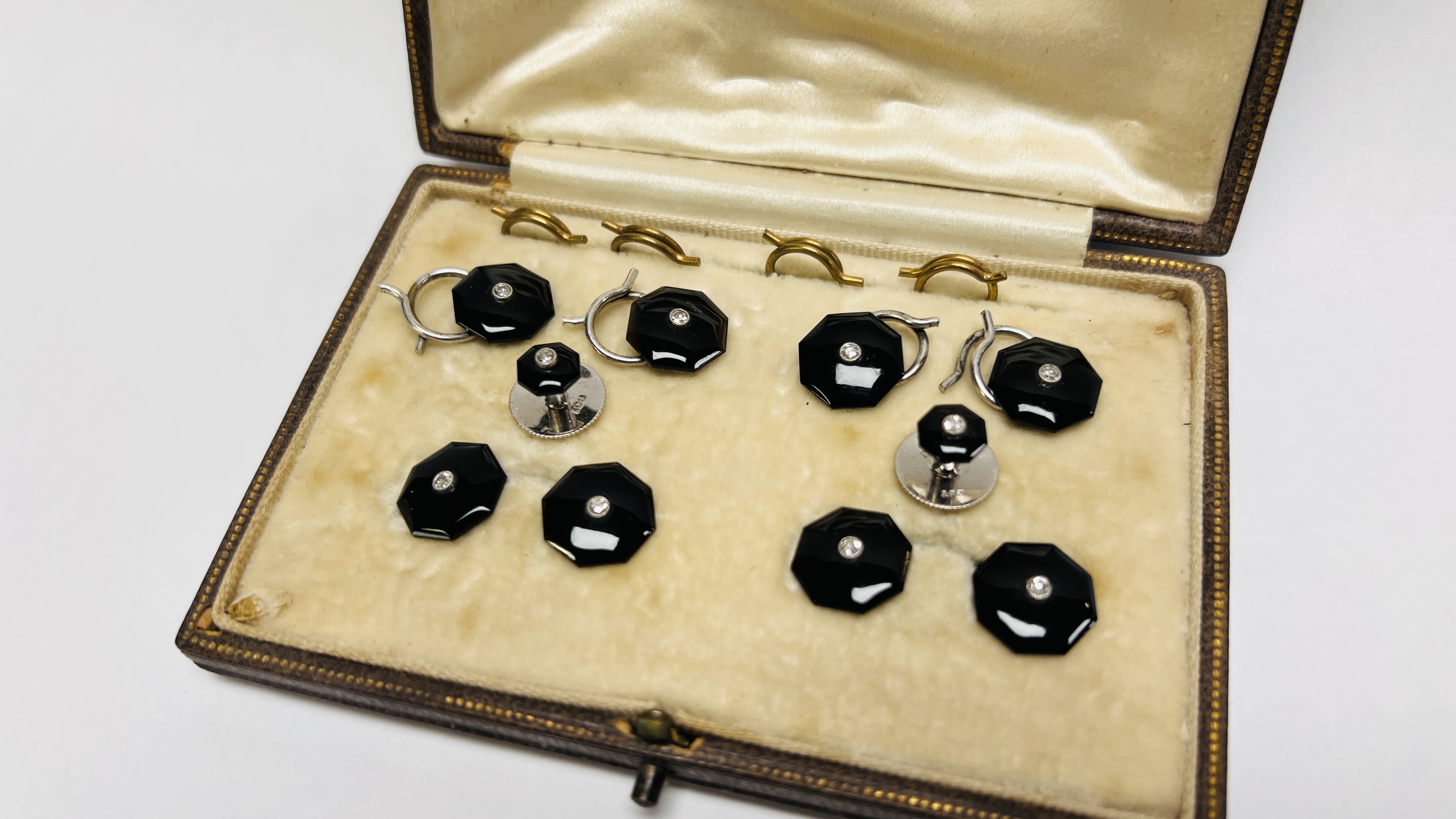 A VINTAGE DRESS SET IN AN ASPREY OF LONDON FITTED CASE, COMPRISING OF A PAIR OF CUFF LINKS, - Image 3 of 6