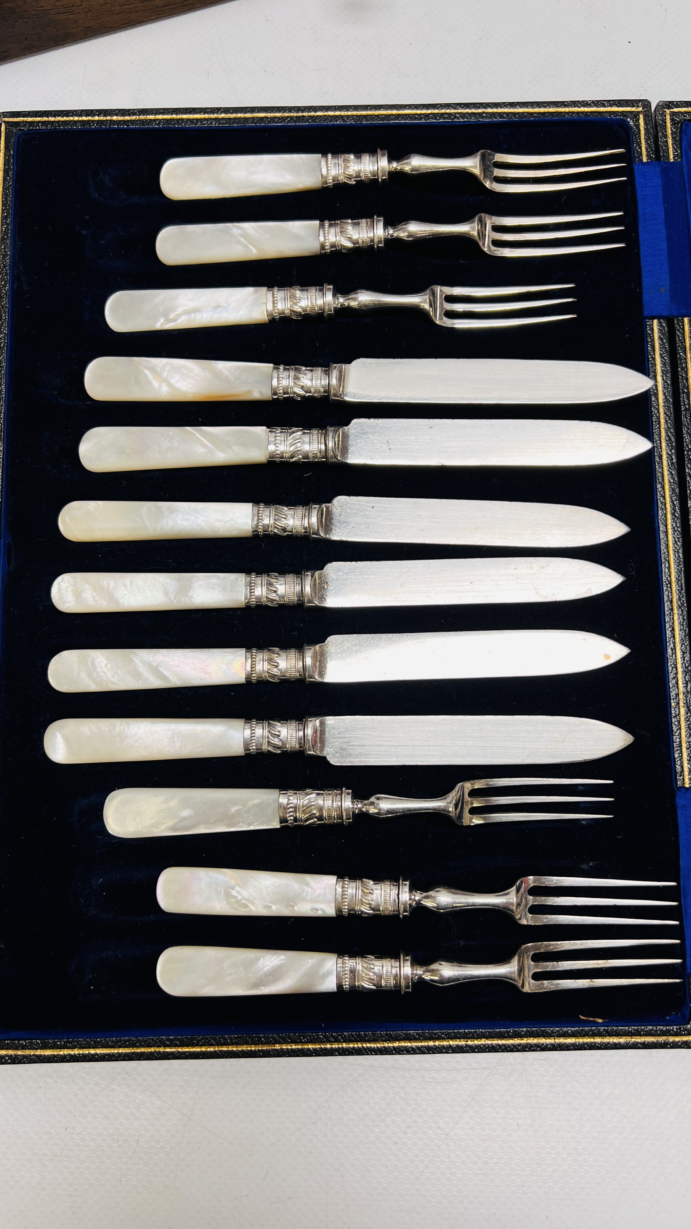 A CASED SET OF PLATED TEA KNIVES AND FORKS WITH MOTHER OF PEARL HANDLES, - Image 5 of 11