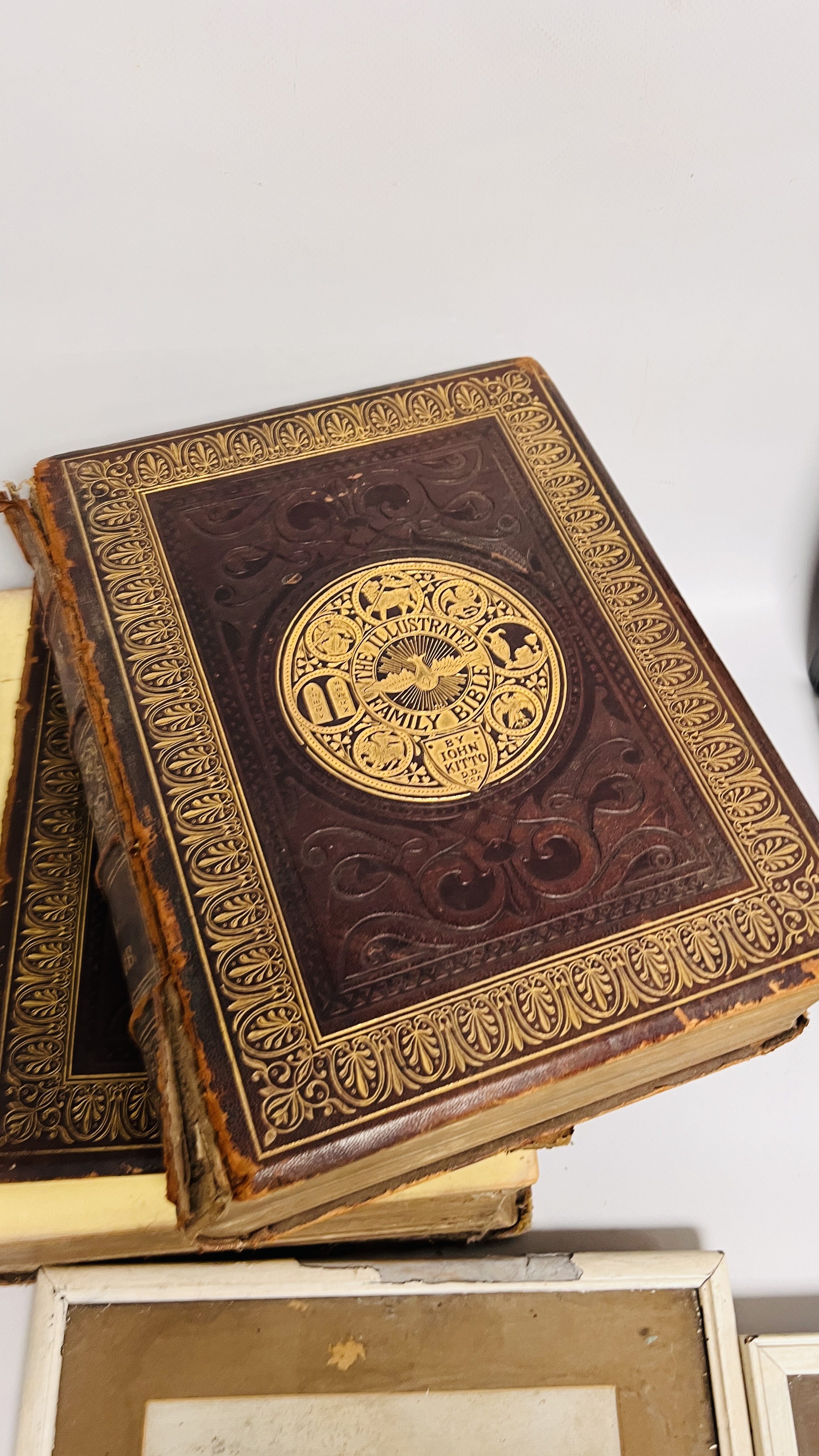 TWO VINTAGE VICTORIAN LEATHER BOUND BIBLES ALONG WITH A BOTANICAL SCHOOL BOOK AND FOUR JAPANESE - Image 6 of 9