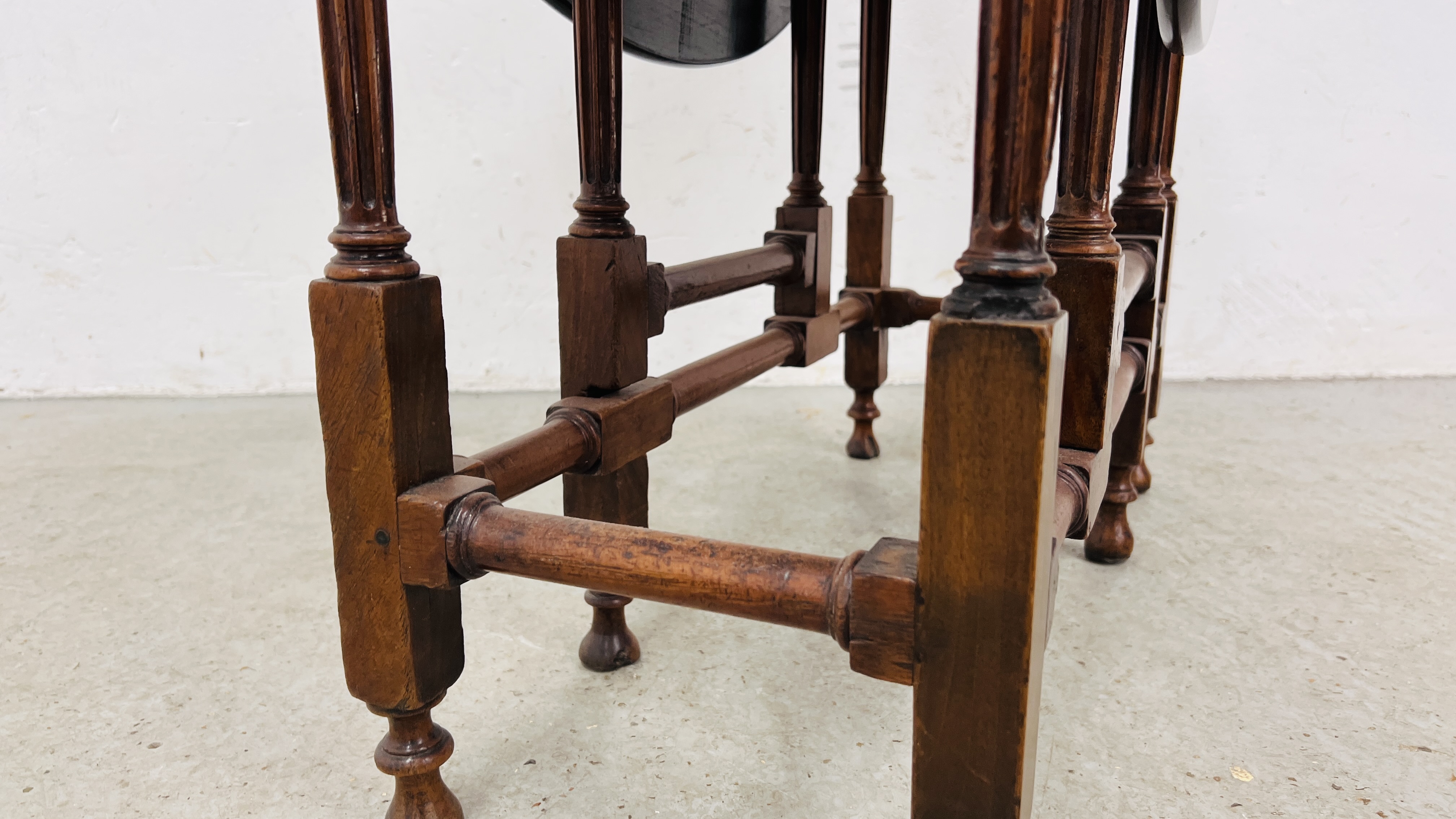 A MAHOGANY GATELEG TABLE, C18TH. AND LATER, EXTENDED 100CM. - Image 5 of 18