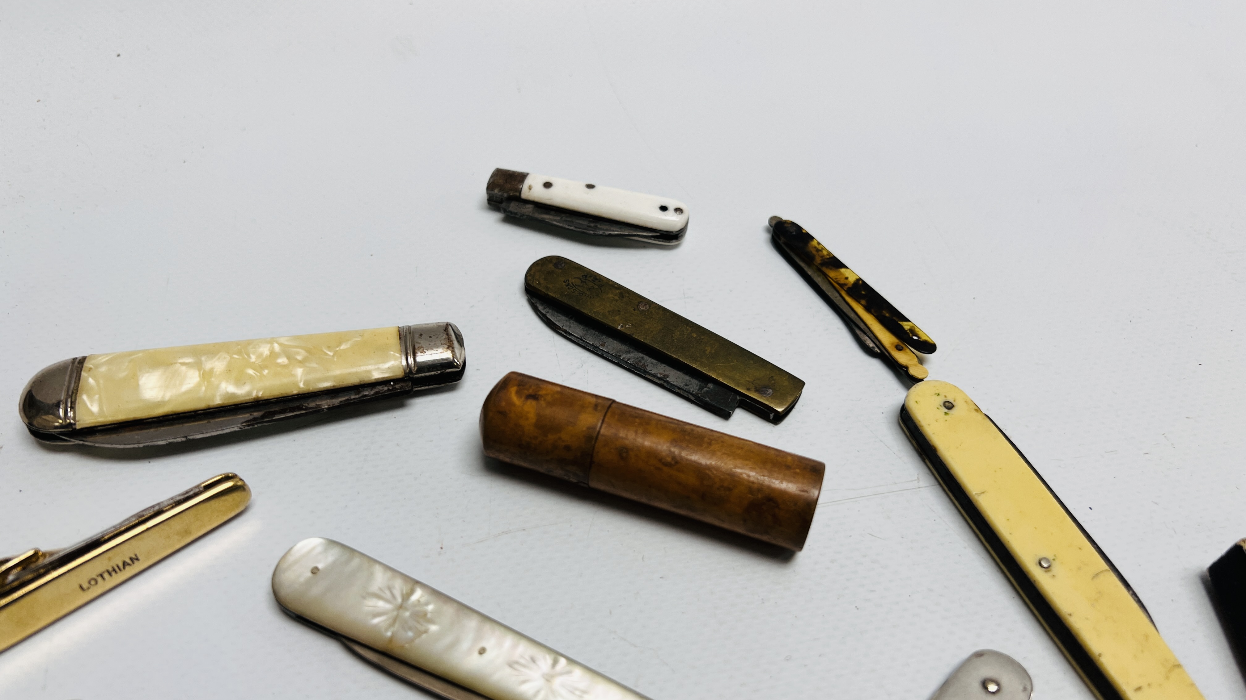 A COLLECTION OF MAINLY VINTAGE FRUIT/POCKET KNIVES TO INCLUDE SILVER AND MOTHER OF PEARL EXAMPLES - Image 4 of 6