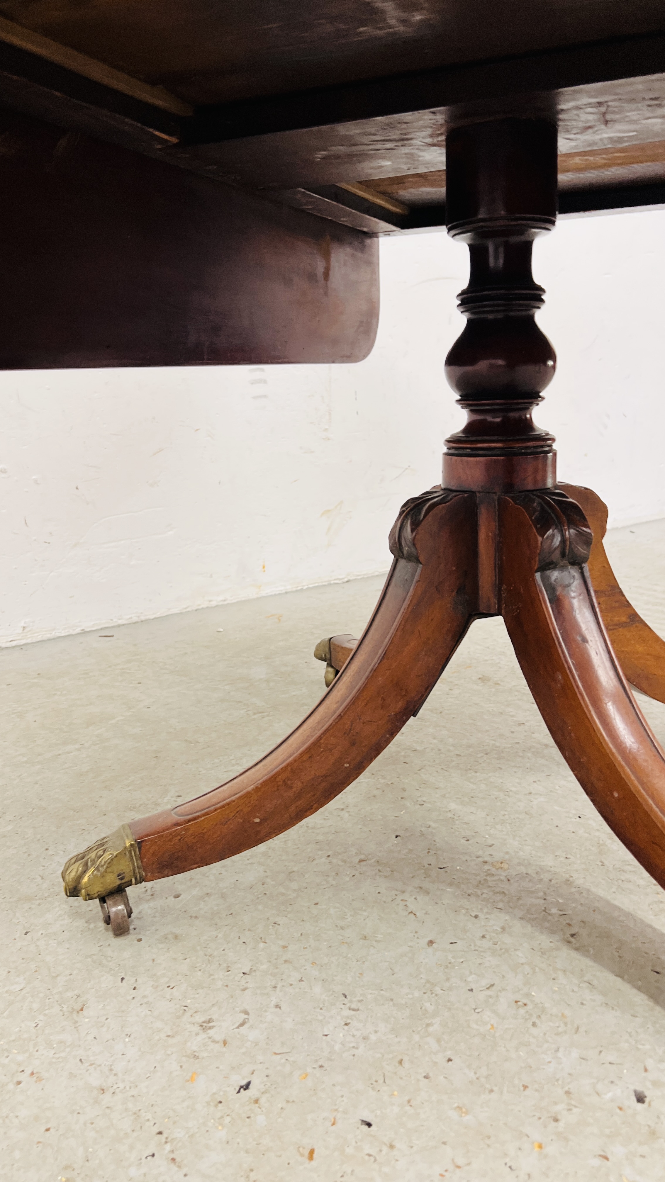 A REGENCY MAHOGANY DROP LEAF PEDESTAL TABLE, THE TWO DRAWERS ABOVE OUTSWEPT LEGS, - Image 7 of 14