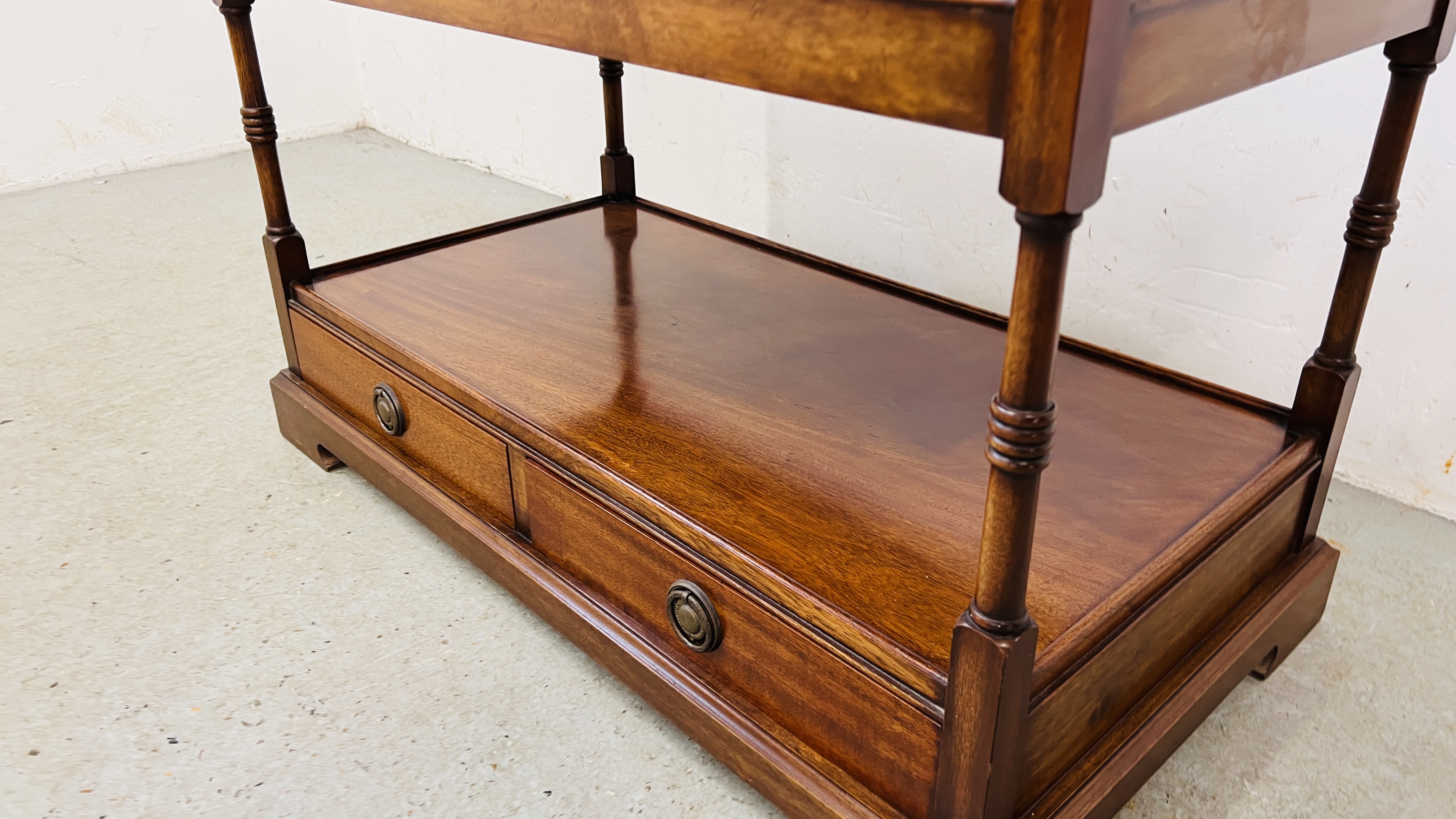 A REPRODUCTION TWO DRAWER, TWO TIER BUFFET / COFFEE TABLE WITH OPEN SHELF. - Image 5 of 11