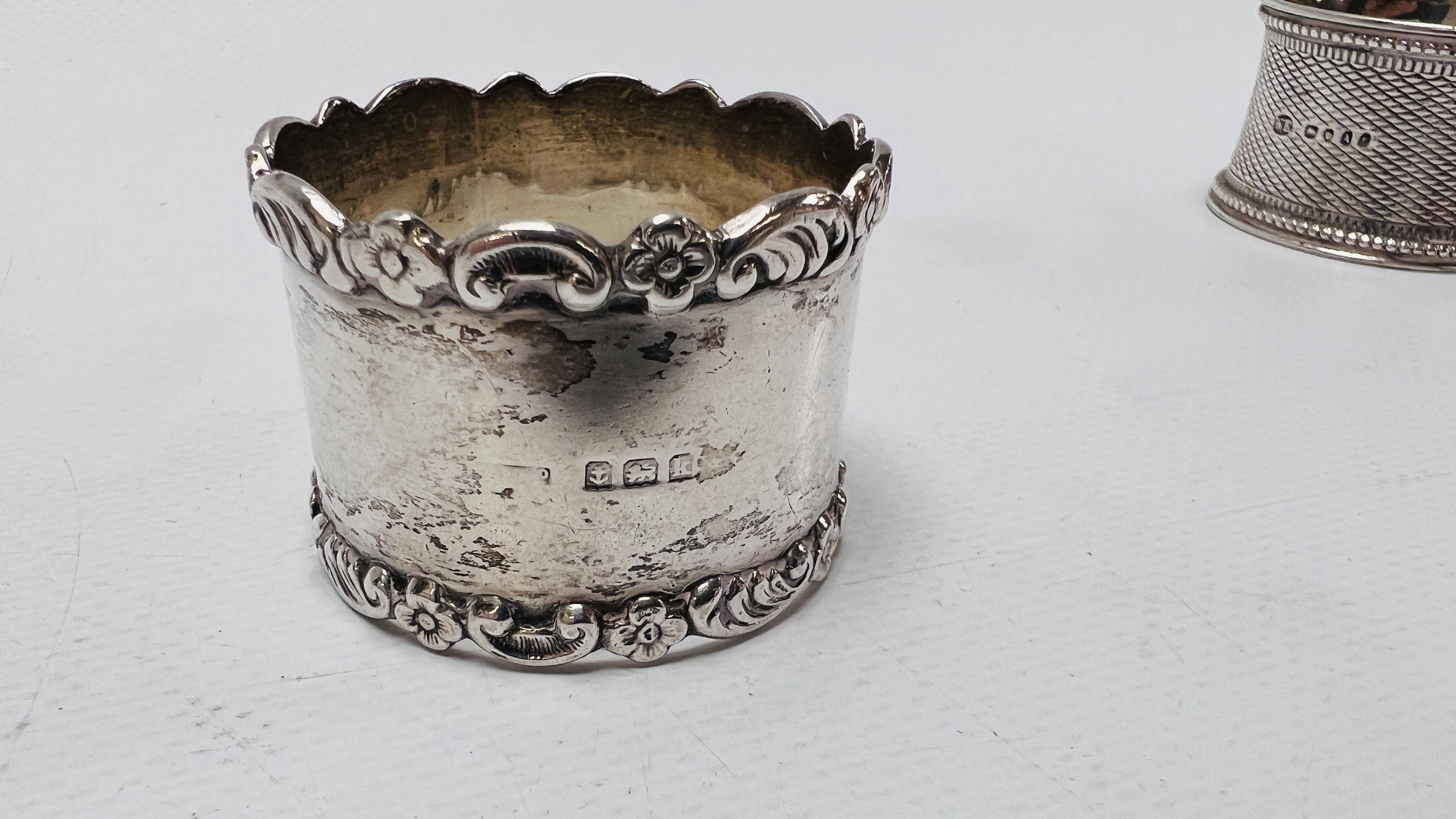 FIVE VARIOUS SILVER NAPKIN RINGS DIFFERENT DATES AND MAKERS - Image 13 of 14