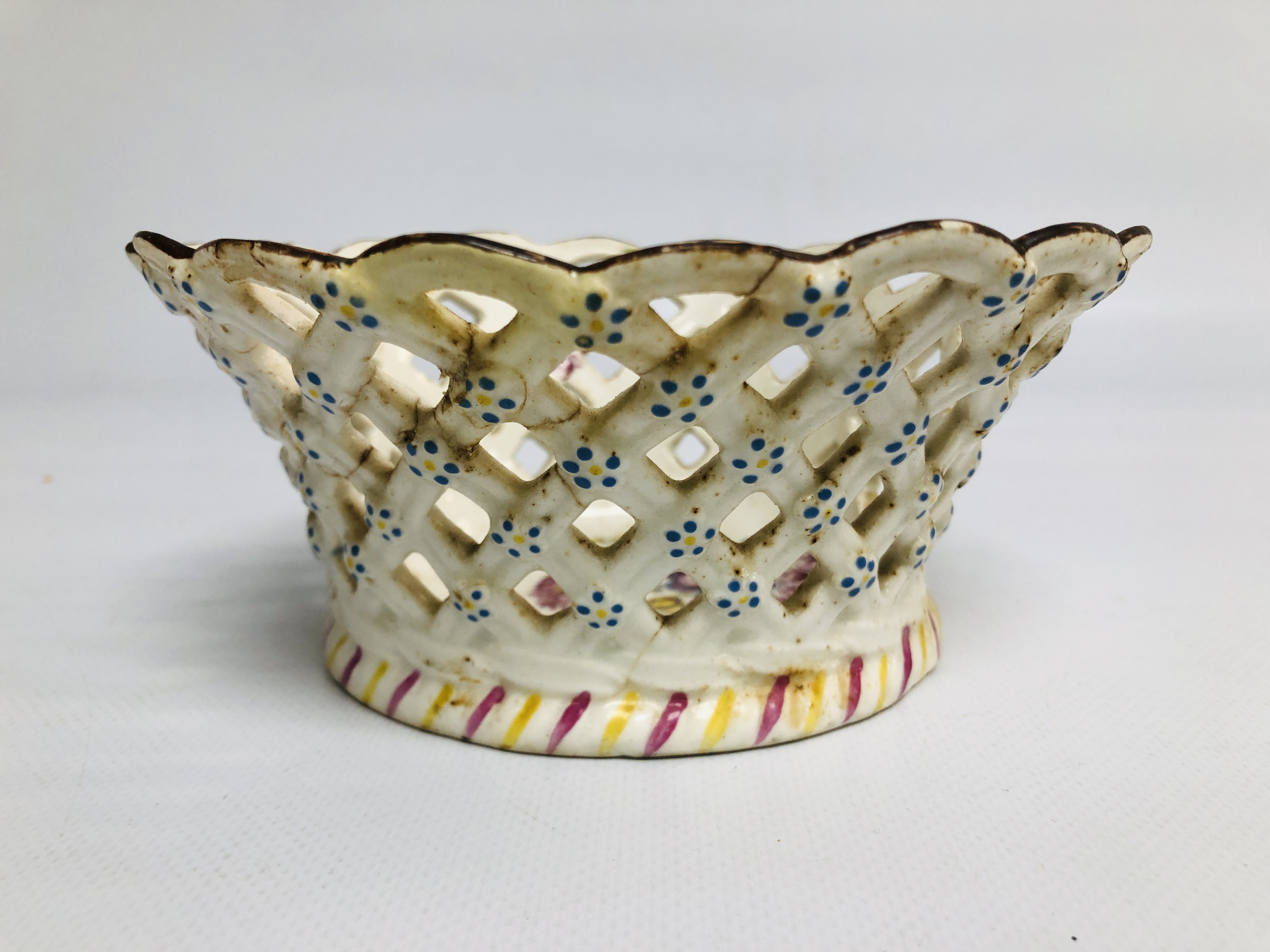 A BOW PIERCED BASKET WITH FLORAL DECORATION C.1755 A/F DIAMETER 16.5CM. - Image 6 of 8