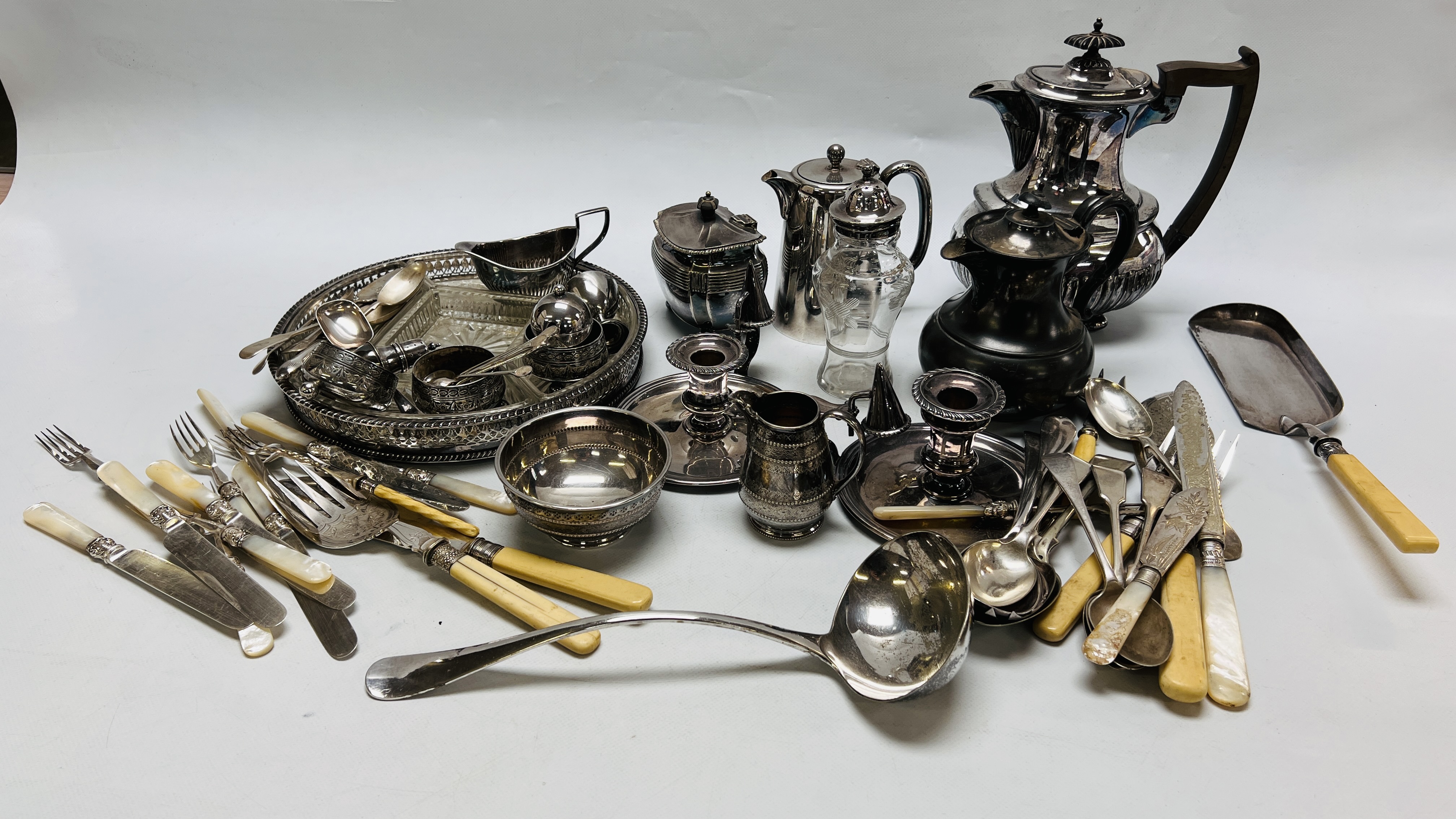 BOX OF GOOD QUALITY PLATED WARE TO INCLUDE A COFFEE POT AND CADDY, PAIR OF CHAMBER STICKS, SALTS,