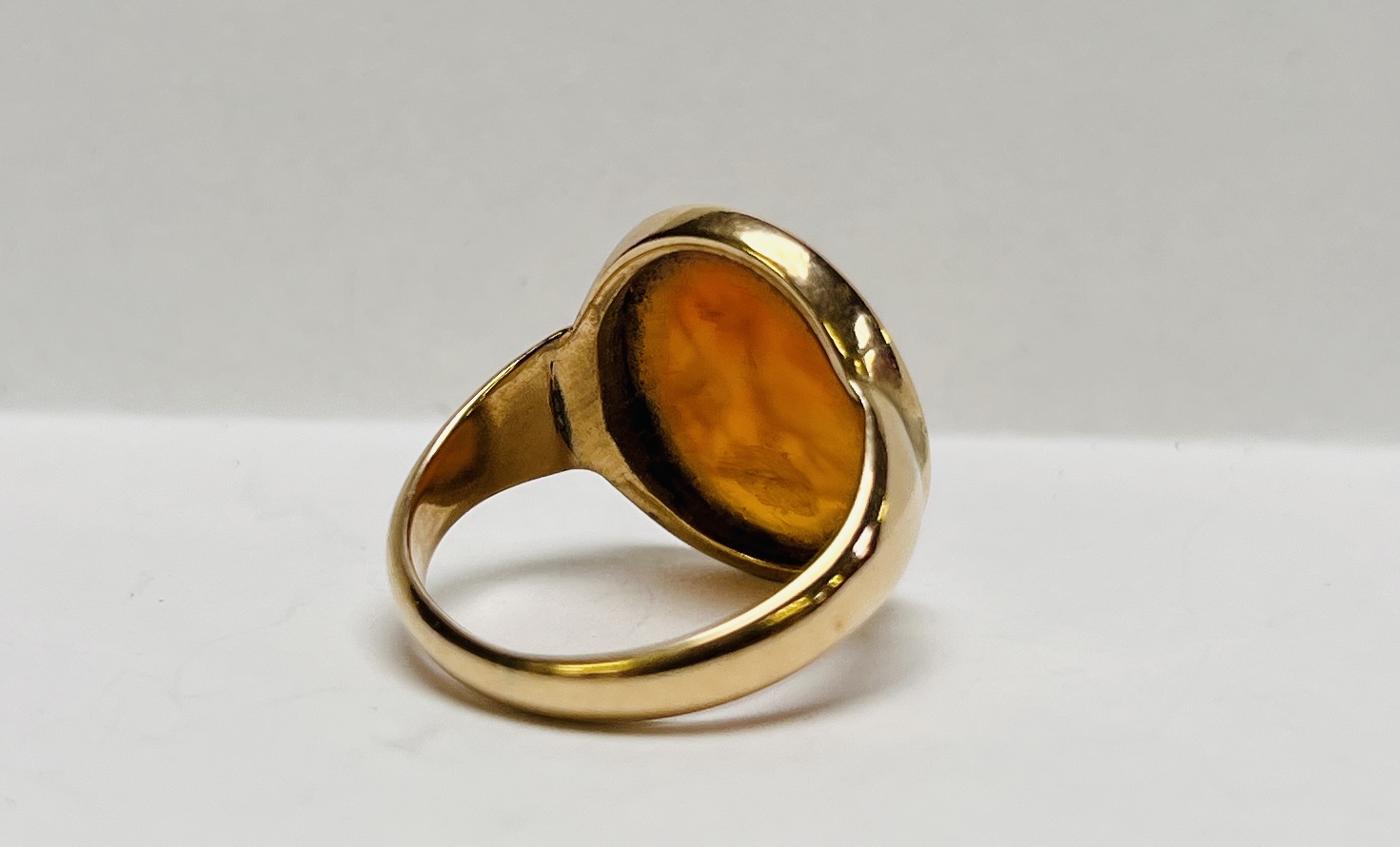 A VINTAGE YELLOW METAL OVAL HARDSTONE INTAGLIO SIGNET RING, - Image 3 of 5