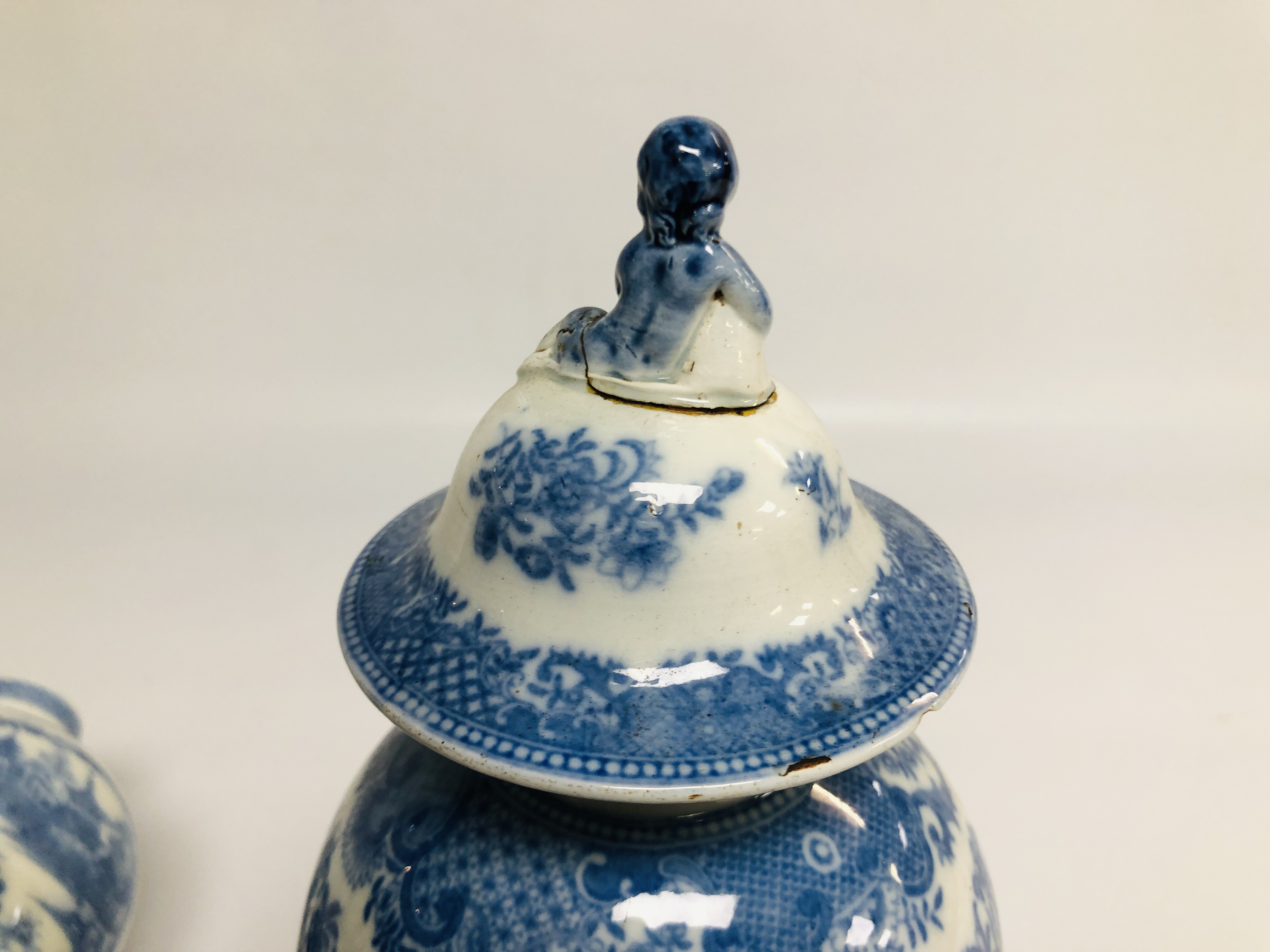 A PAIR OF CHINESE BLUE AND WHITE BALLUSTER VASES AND COVERS C.1800 A/F HEIGHT 28CM. - Image 11 of 14