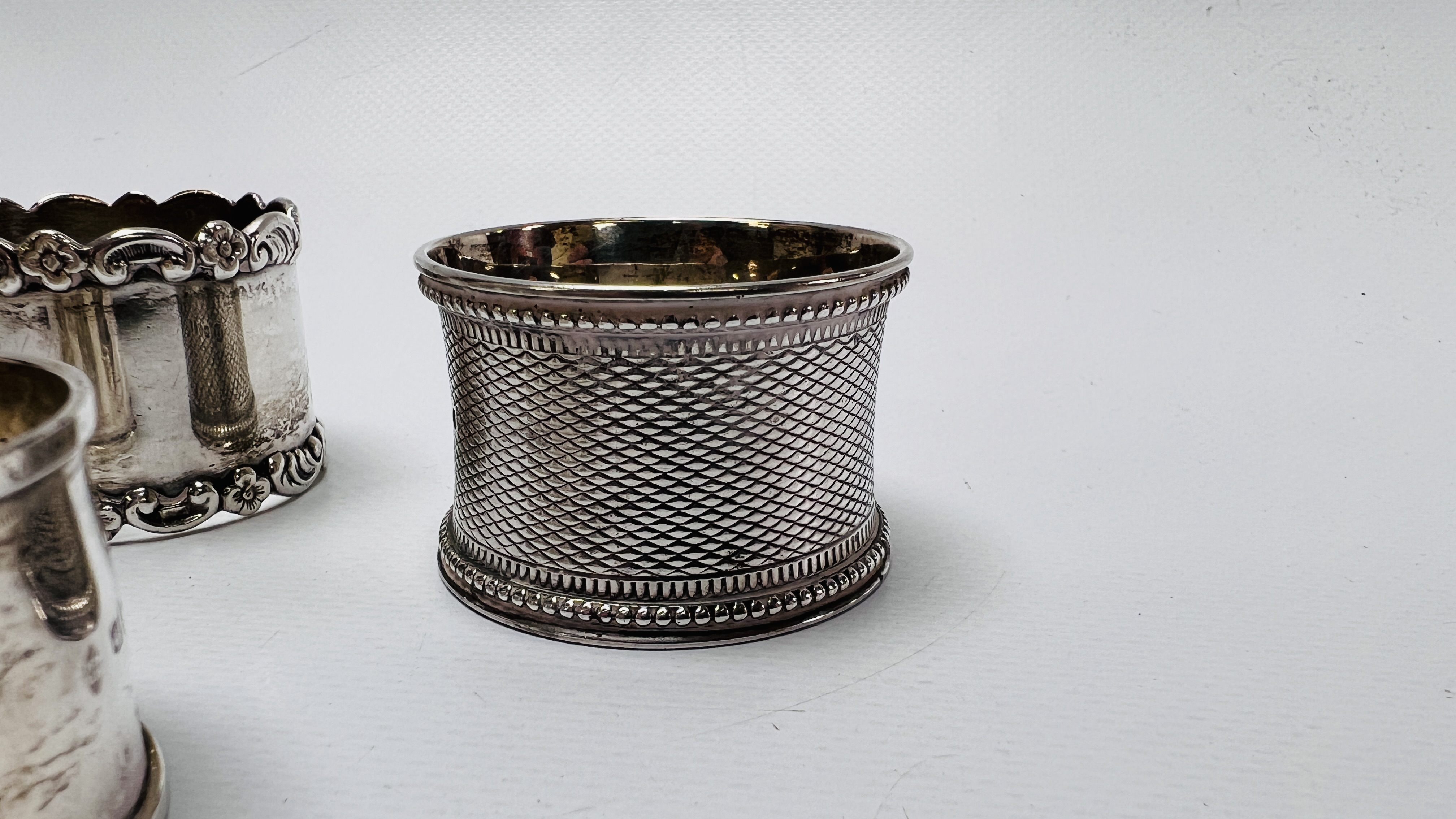 FIVE VARIOUS SILVER NAPKIN RINGS DIFFERENT DATES AND MAKERS - Image 5 of 14