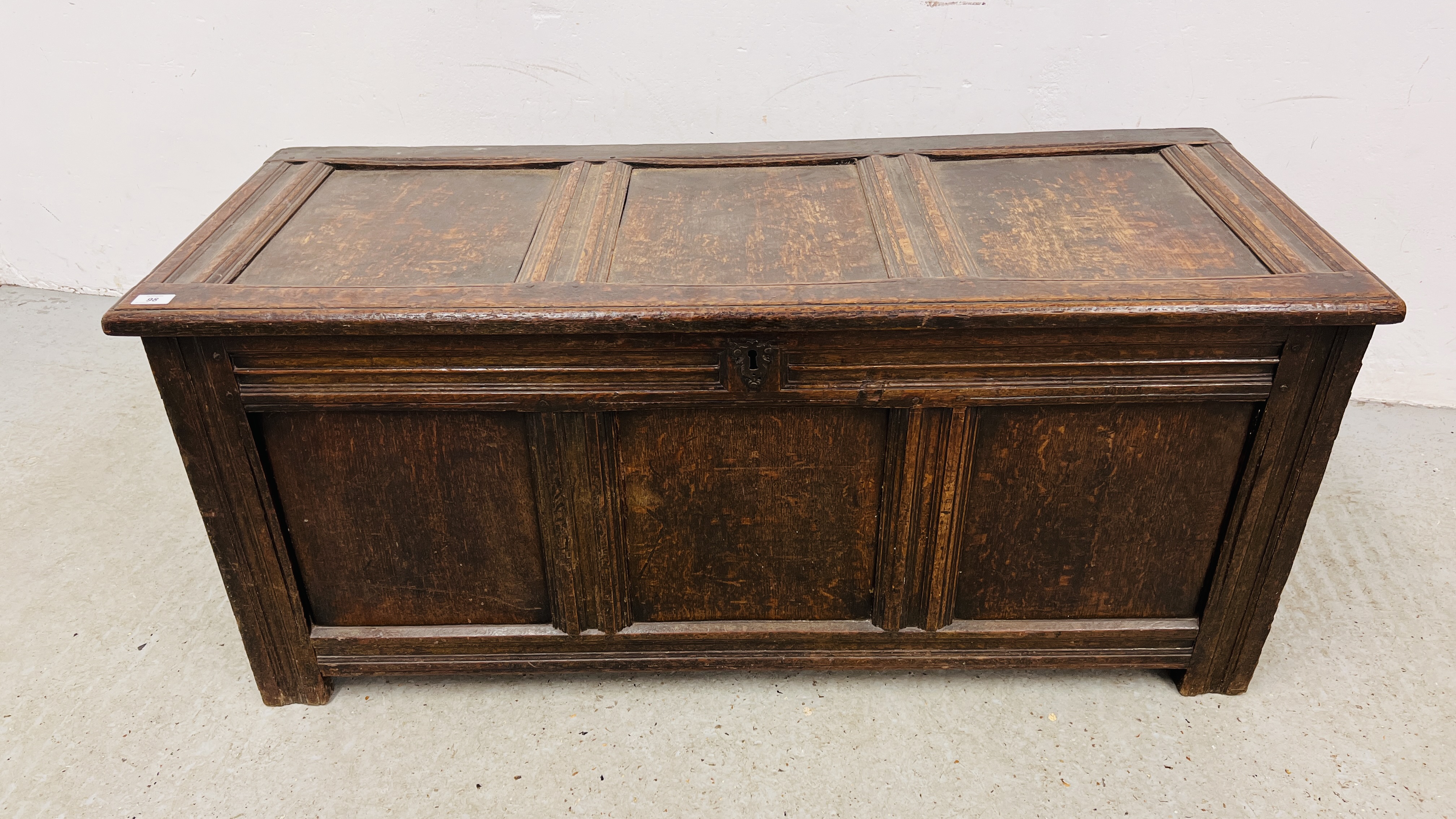 A LATE C17th OAK COFFER, W 132CM, D 54CM, H 58CM.