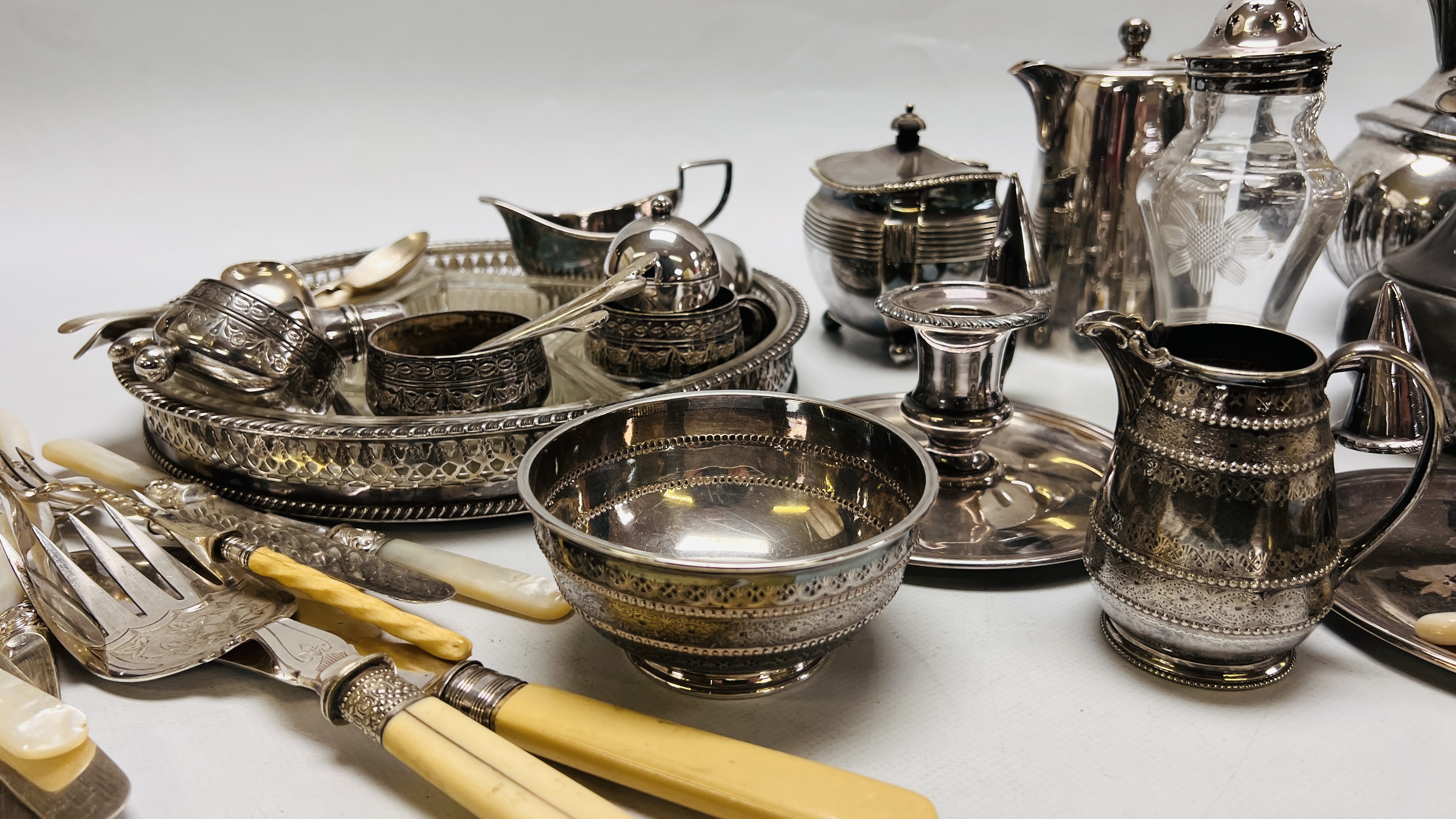 BOX OF GOOD QUALITY PLATED WARE TO INCLUDE A COFFEE POT AND CADDY, PAIR OF CHAMBER STICKS, SALTS, - Image 8 of 10