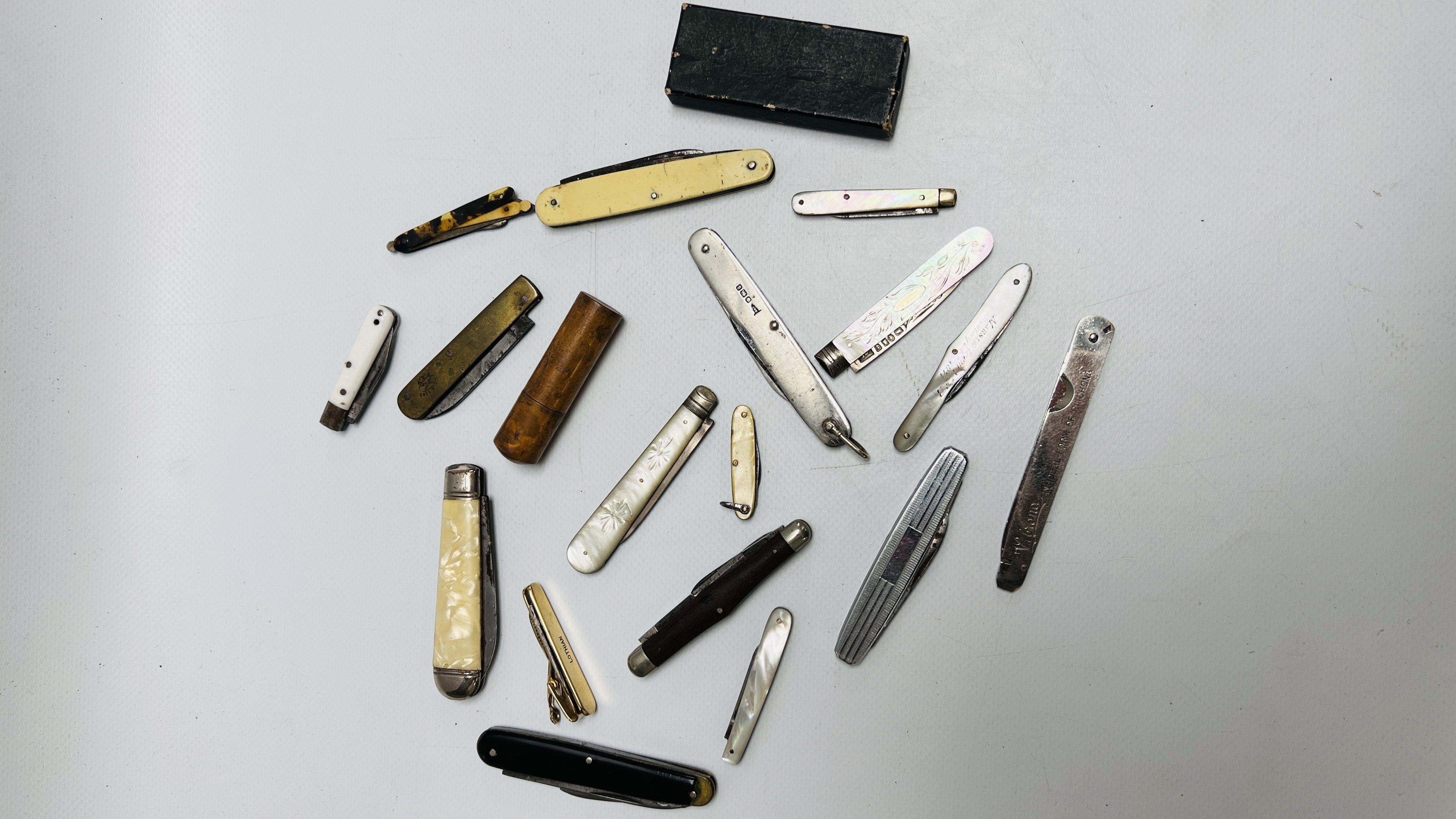 A COLLECTION OF MAINLY VINTAGE FRUIT/POCKET KNIVES TO INCLUDE SILVER AND MOTHER OF PEARL EXAMPLES - Image 5 of 6