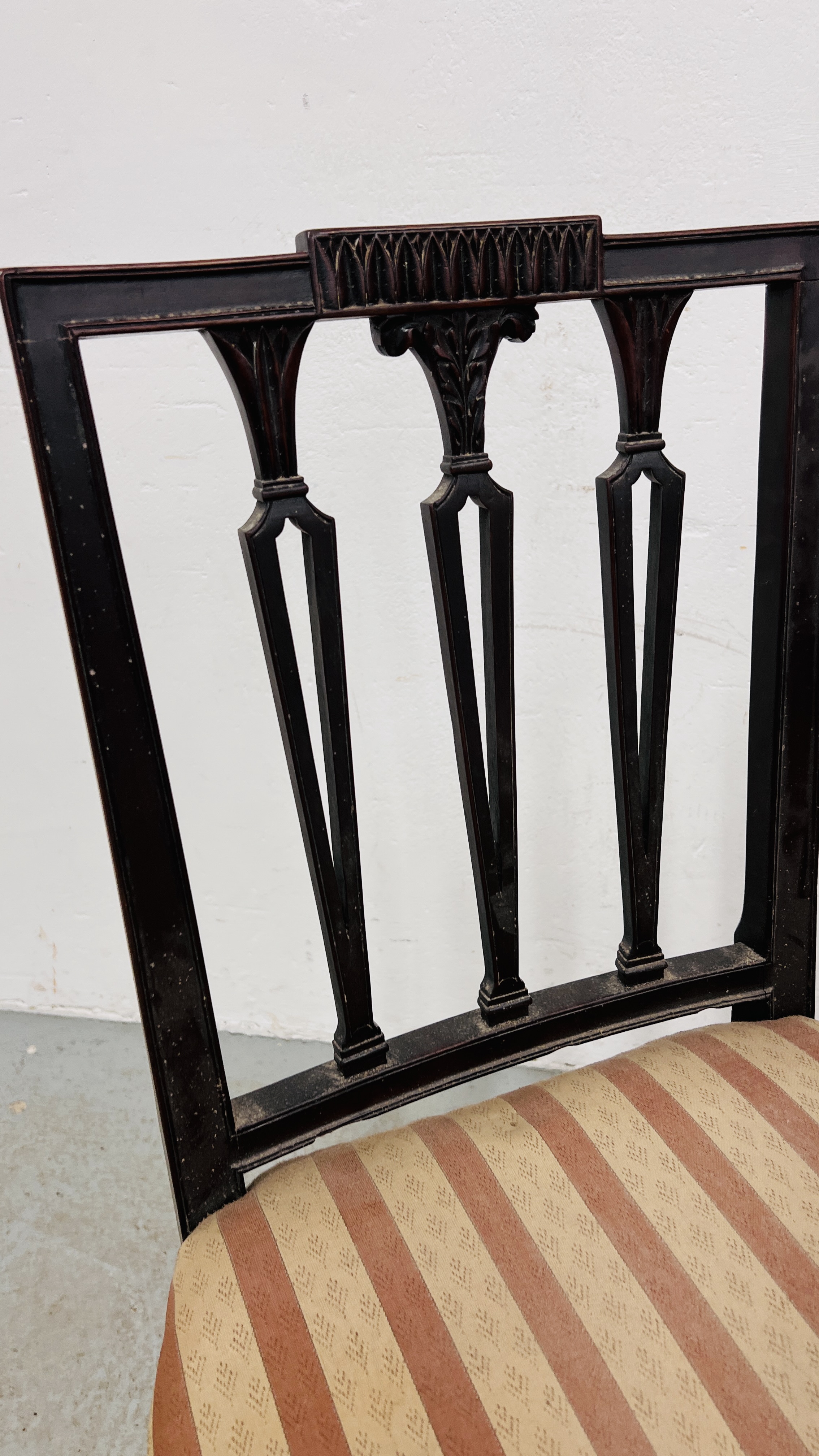 A PAIR OF GEORGE III MAHOGANY DINING CHAIRS IN HEPPLEWHITE STYLE (PINK STRIPED SEATS) - Image 4 of 13