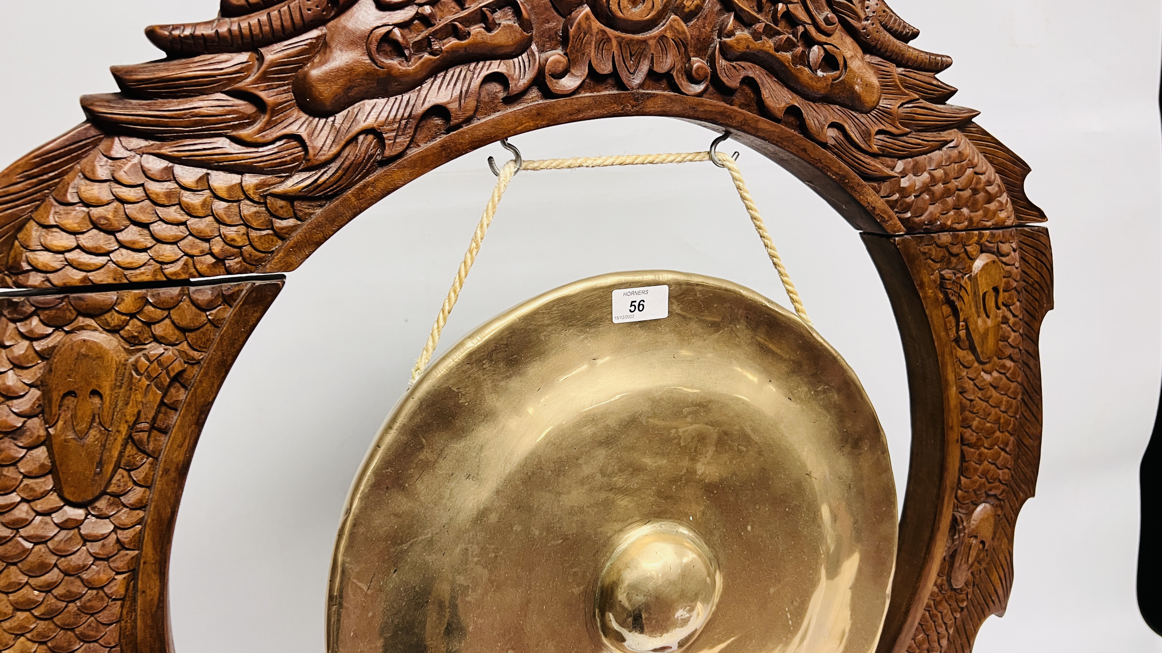 A LARGE BRASS GONG IN HEAVY CARVED WOODEN FRAME ON FEET (WITH GONG) - Image 3 of 7