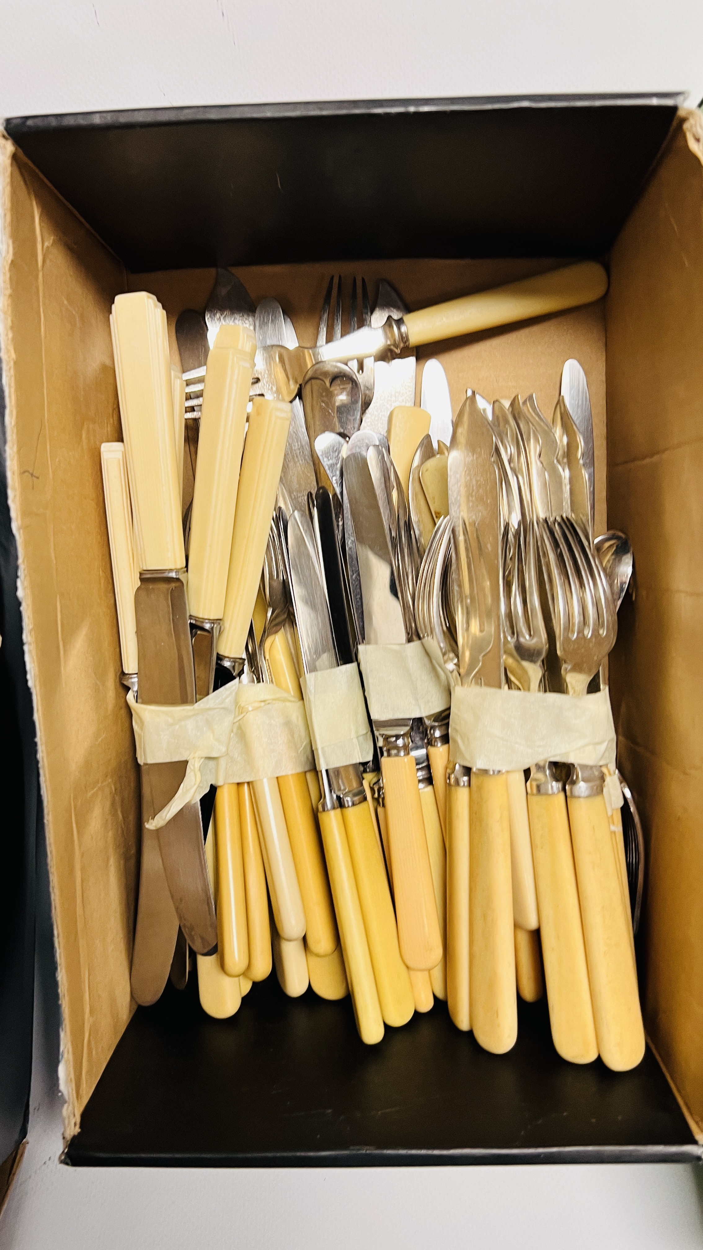 AN EXTENSIVE COLLECTION OF ASSORTED LOOSE SILVER PLATED CUTLERY IN 6 BOXES - Image 5 of 7