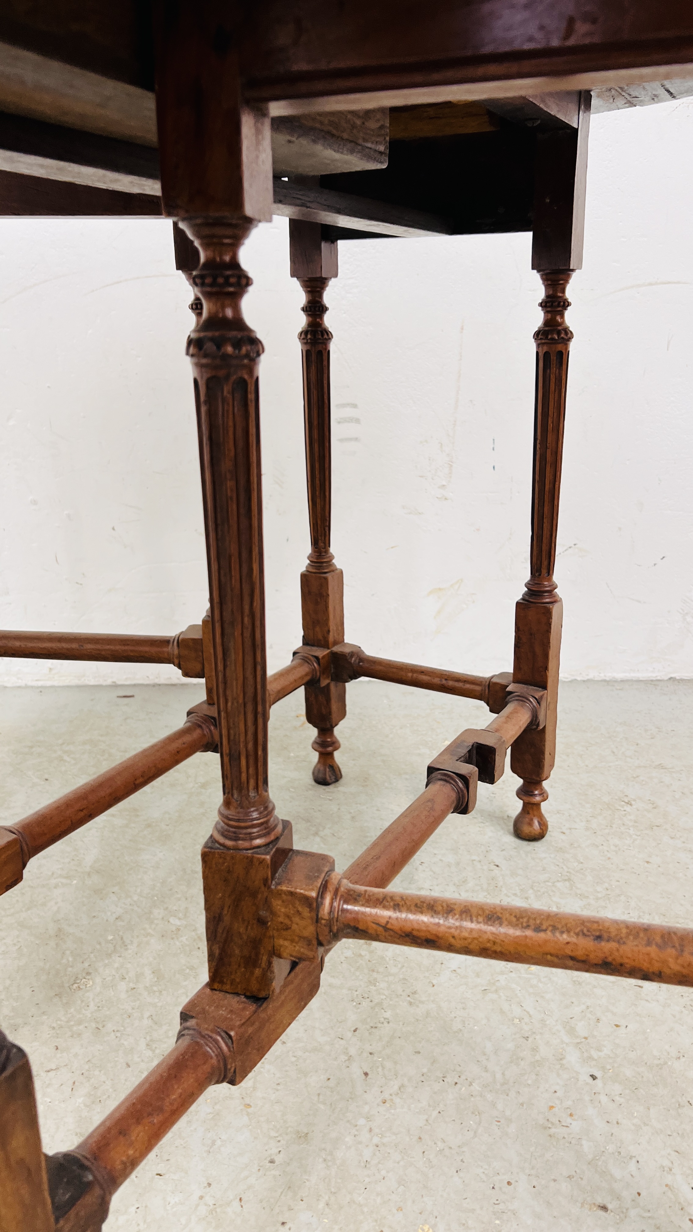 A MAHOGANY GATELEG TABLE, C18TH. AND LATER, EXTENDED 100CM. - Image 13 of 18