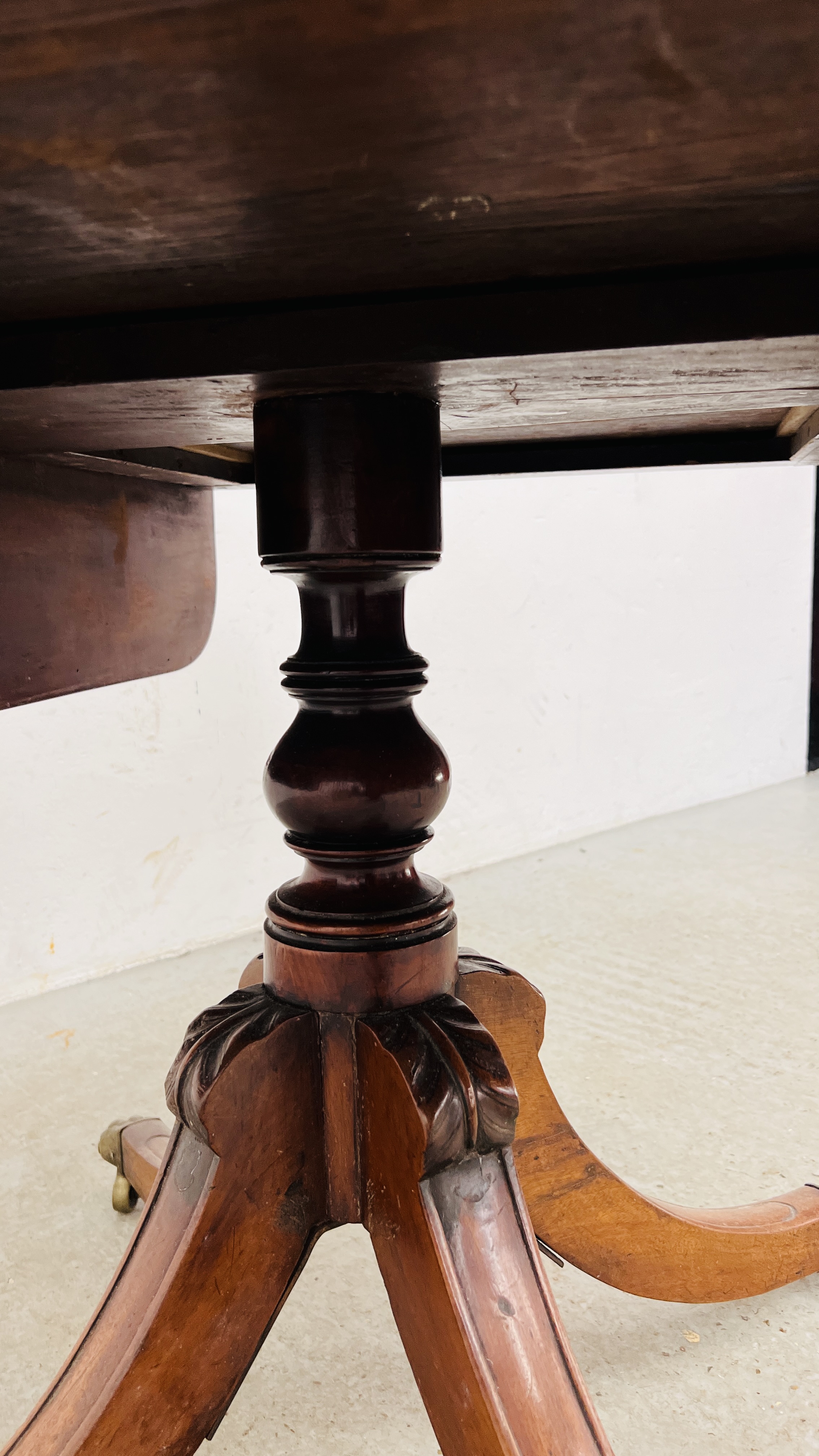 A REGENCY MAHOGANY DROP LEAF PEDESTAL TABLE, THE TWO DRAWERS ABOVE OUTSWEPT LEGS, - Image 8 of 14