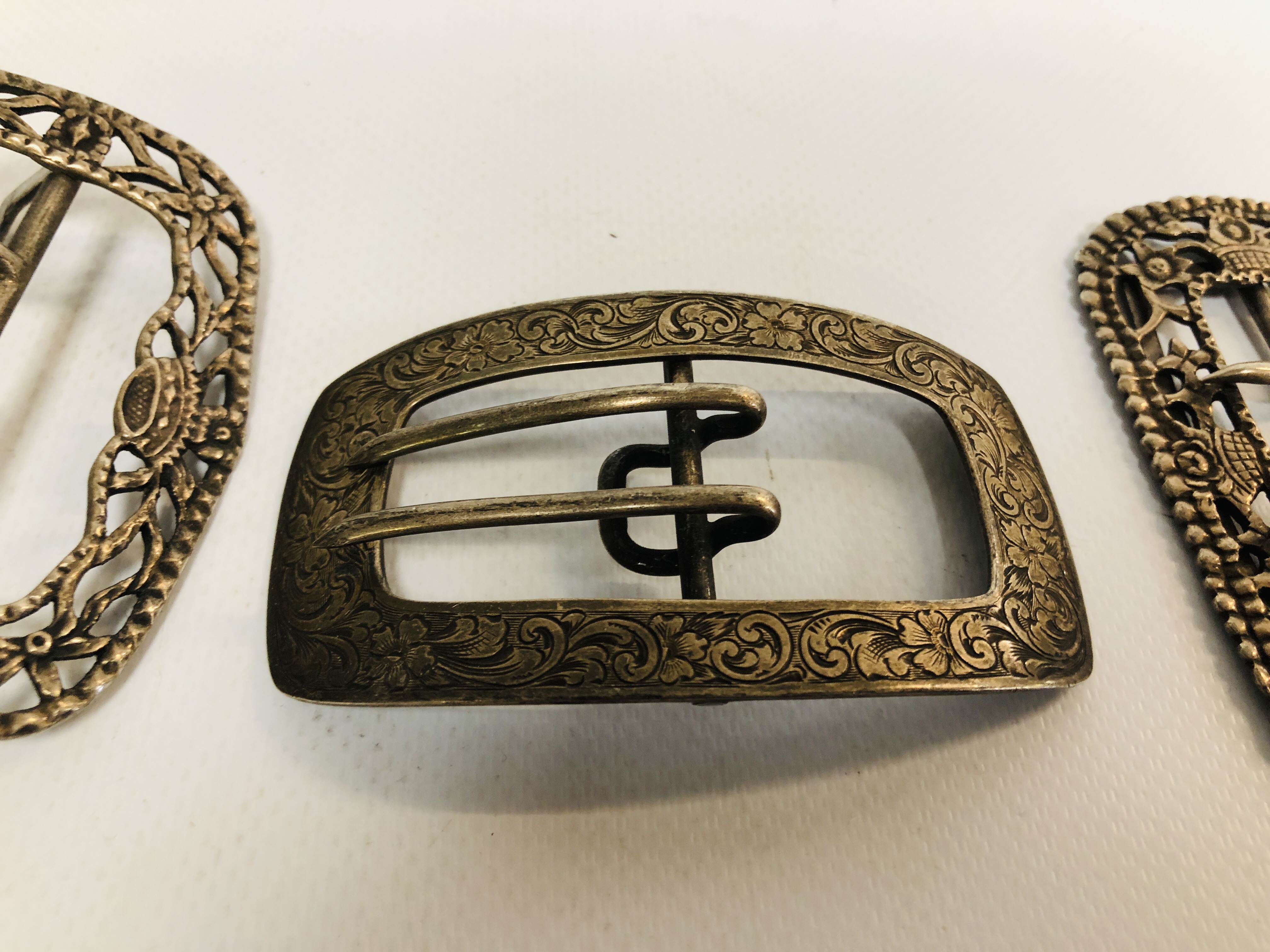 A GROUP OF FOUR VARIOUS SILVER BUCKLES VARIOUS DATES AND MAKERS. - Image 3 of 6