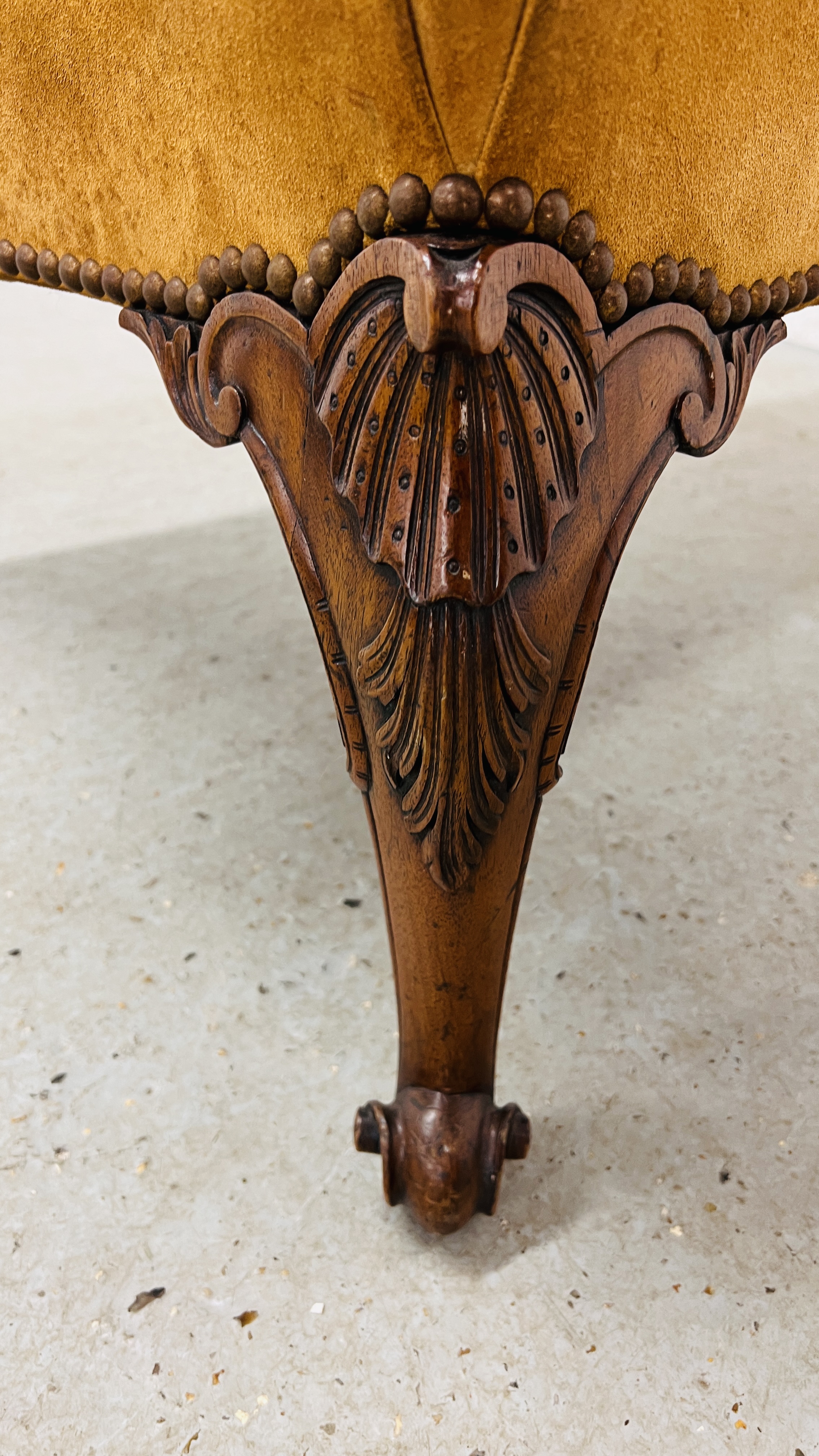 A GEORGE III GAINSBOROUGH CHAIR NOW COVERED IN LEATHER ON CABRIOLE LEGS TERMINATING IN SCROLL FEET. - Image 5 of 12