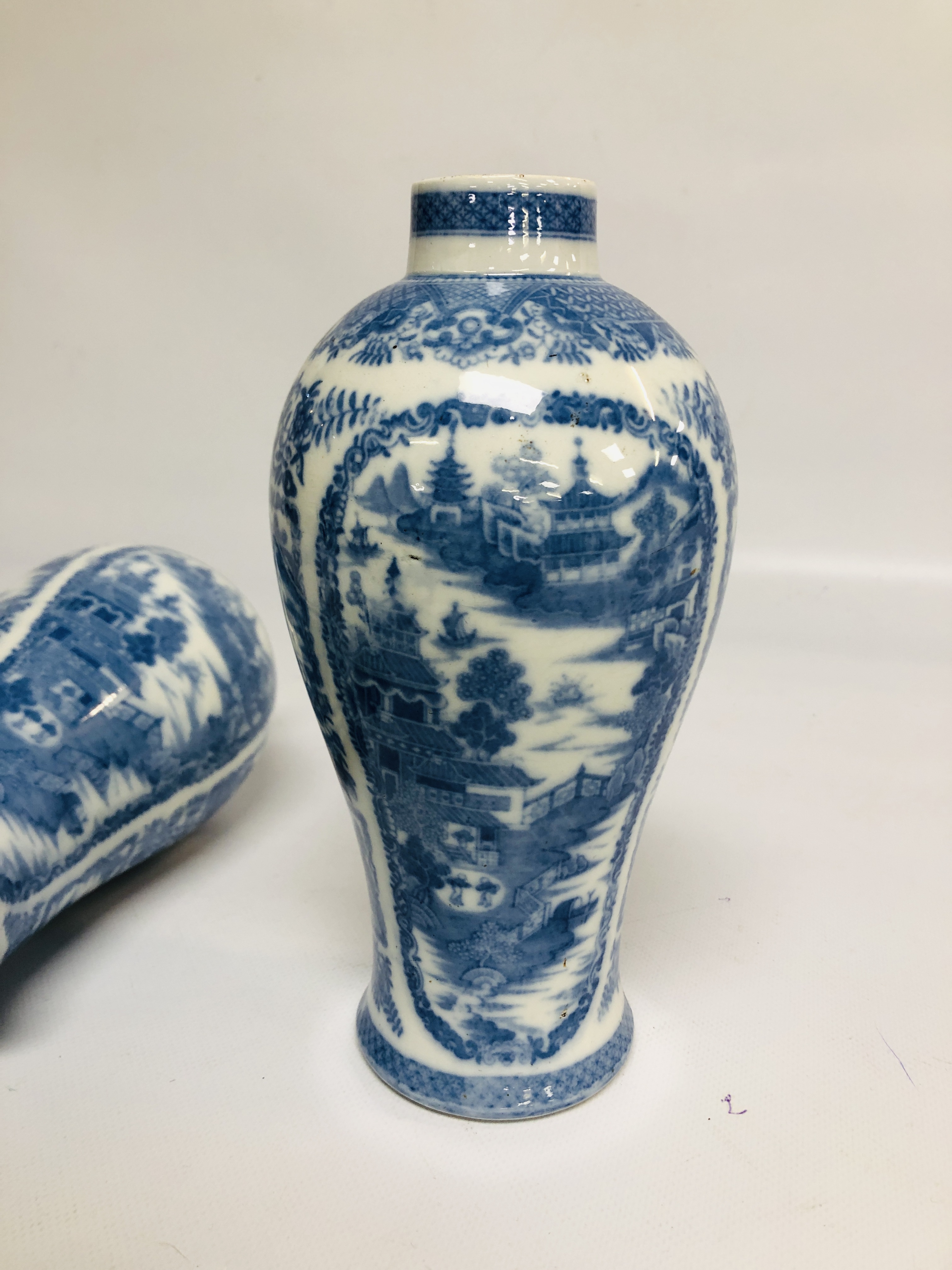 A PAIR OF CHINESE BLUE AND WHITE BALLUSTER VASES AND COVERS C.1800 A/F HEIGHT 28CM. - Image 14 of 14